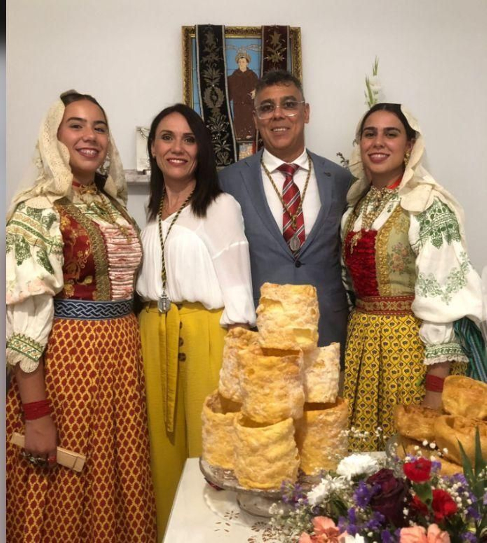 Los mayordomos de este año con sus hijas Los mayordomos de este año con sus hijas