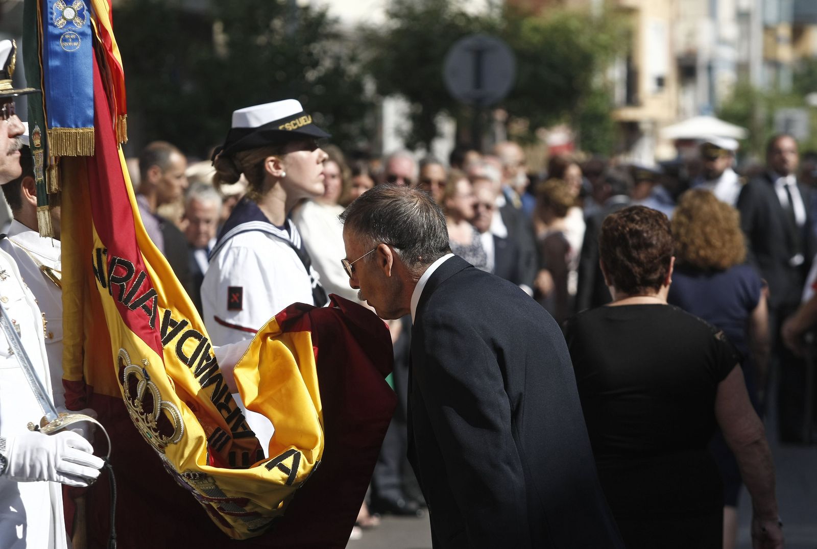 Una persona presta juramento ante la bandera en el acto de 2014.