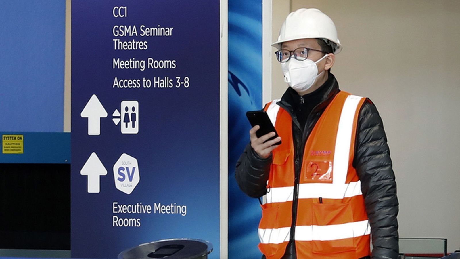 Un trabajador sale de las instalaciones donde se ultiman los preparativos del Mobile World Congress.