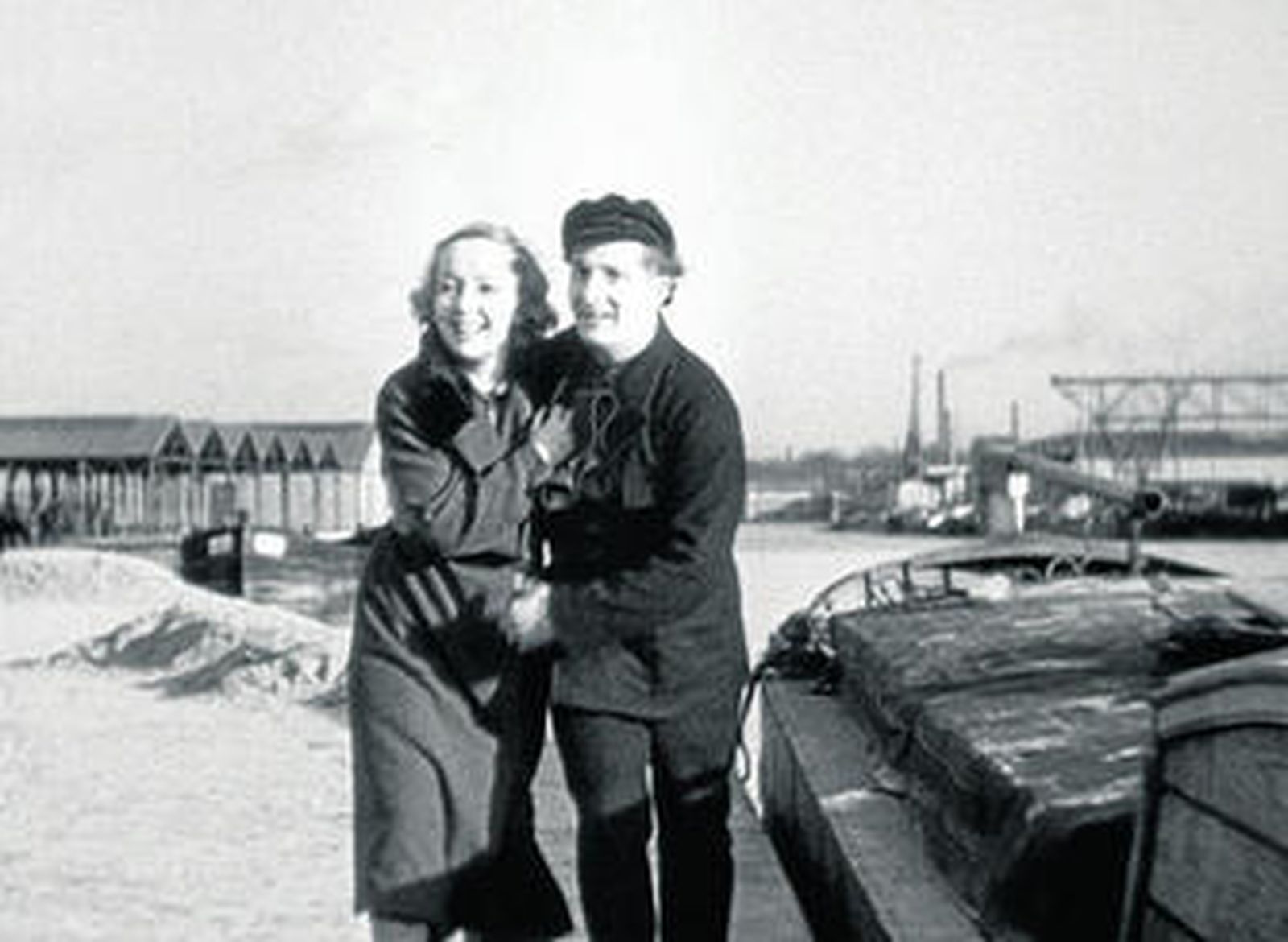 Libre y vanguardista. Diversos fotogramas de L'Atalante, incluido el destello del rostro luminoso de Dita Parlo. La película es un continuo regalo de estímulos puramente cinematográficos donde culmina la intuición de estilo que Vigo, que murió de tuberculosis a los 29 años, apenas pudo apuntar en 'A propòs de Nice' (1930) y 'Cero en conducta' (1933).