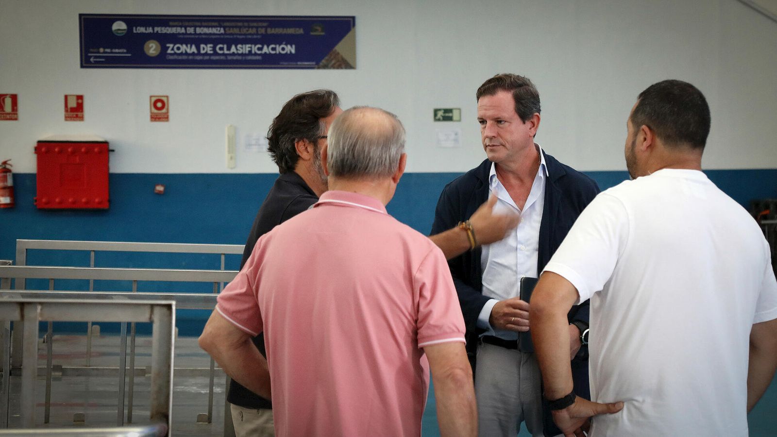 Javier Garat conversa con miembros de la Cofradía de Pescadores de Sanlúcar.