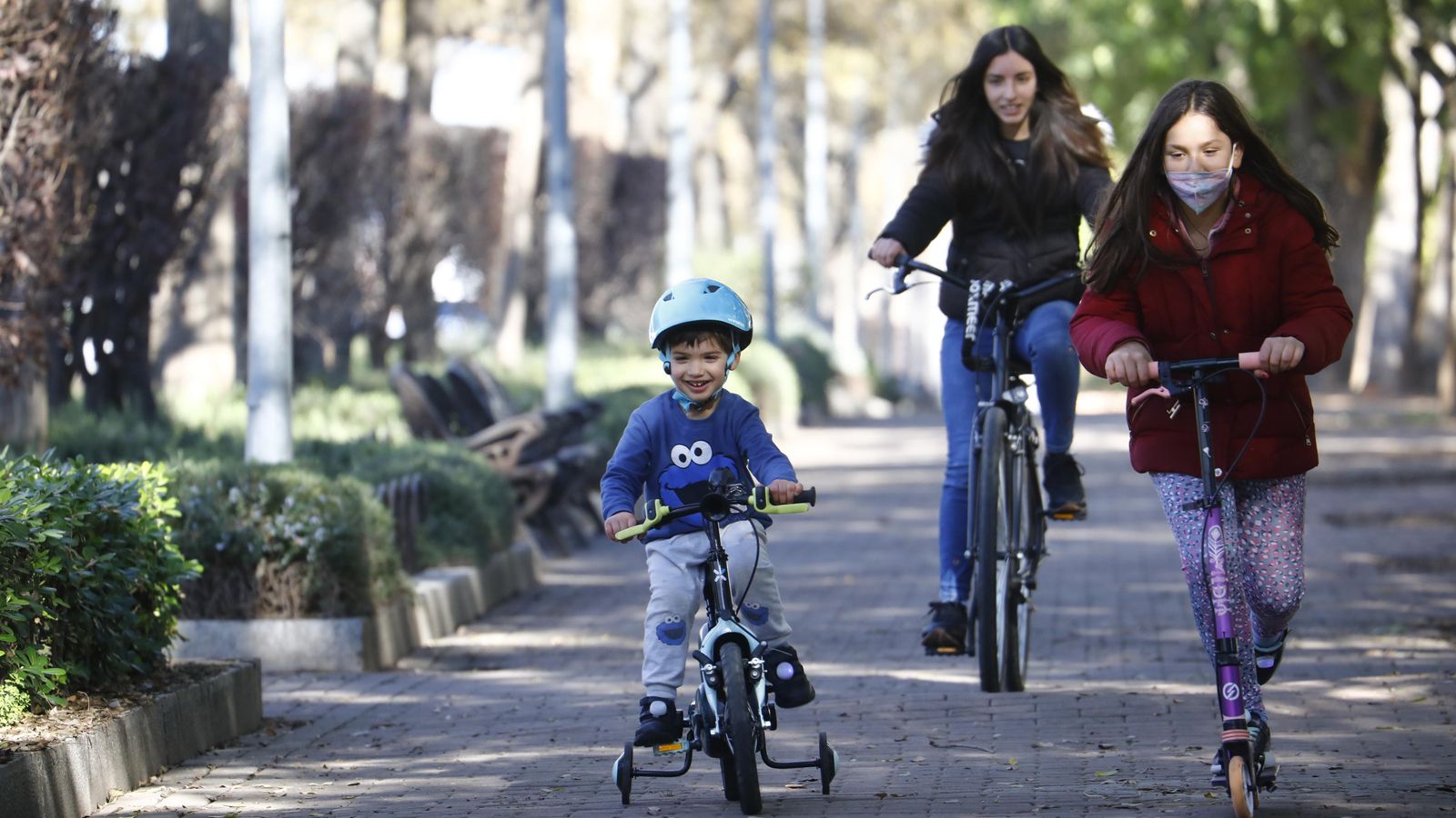 Arturo, Ainara y Ángela disfrutan de sus regalos de Reyes dando un paseo.