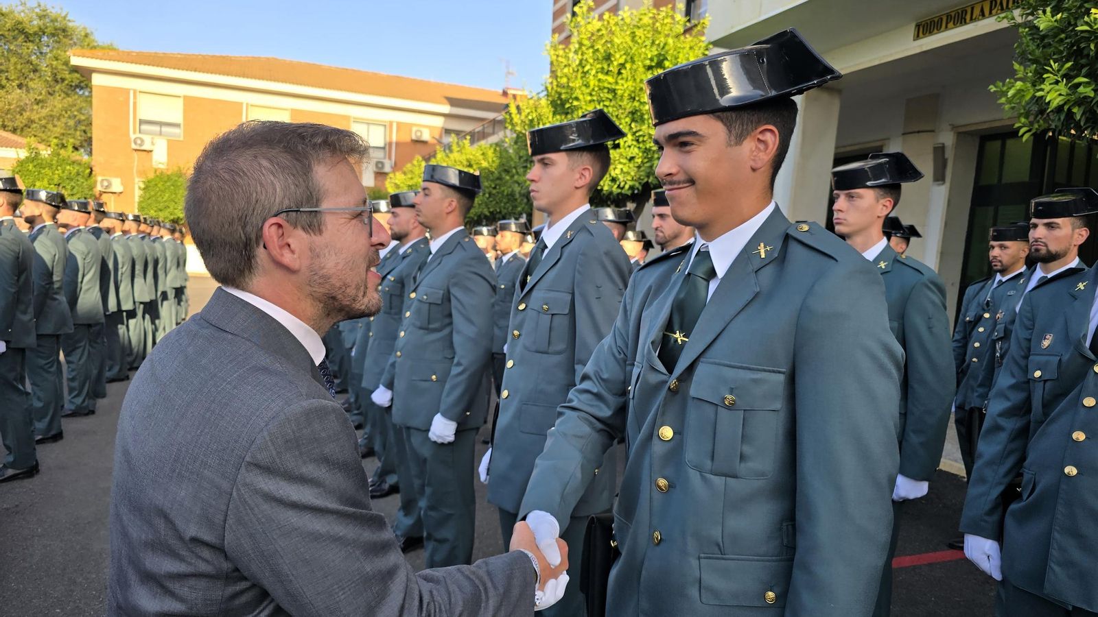 El subdelegado del Gobierno durante el recibimiento a los guardia civiles alumnos. El subdelegado del Gobierno durante el recibimiento a los guardia civiles alumnos.