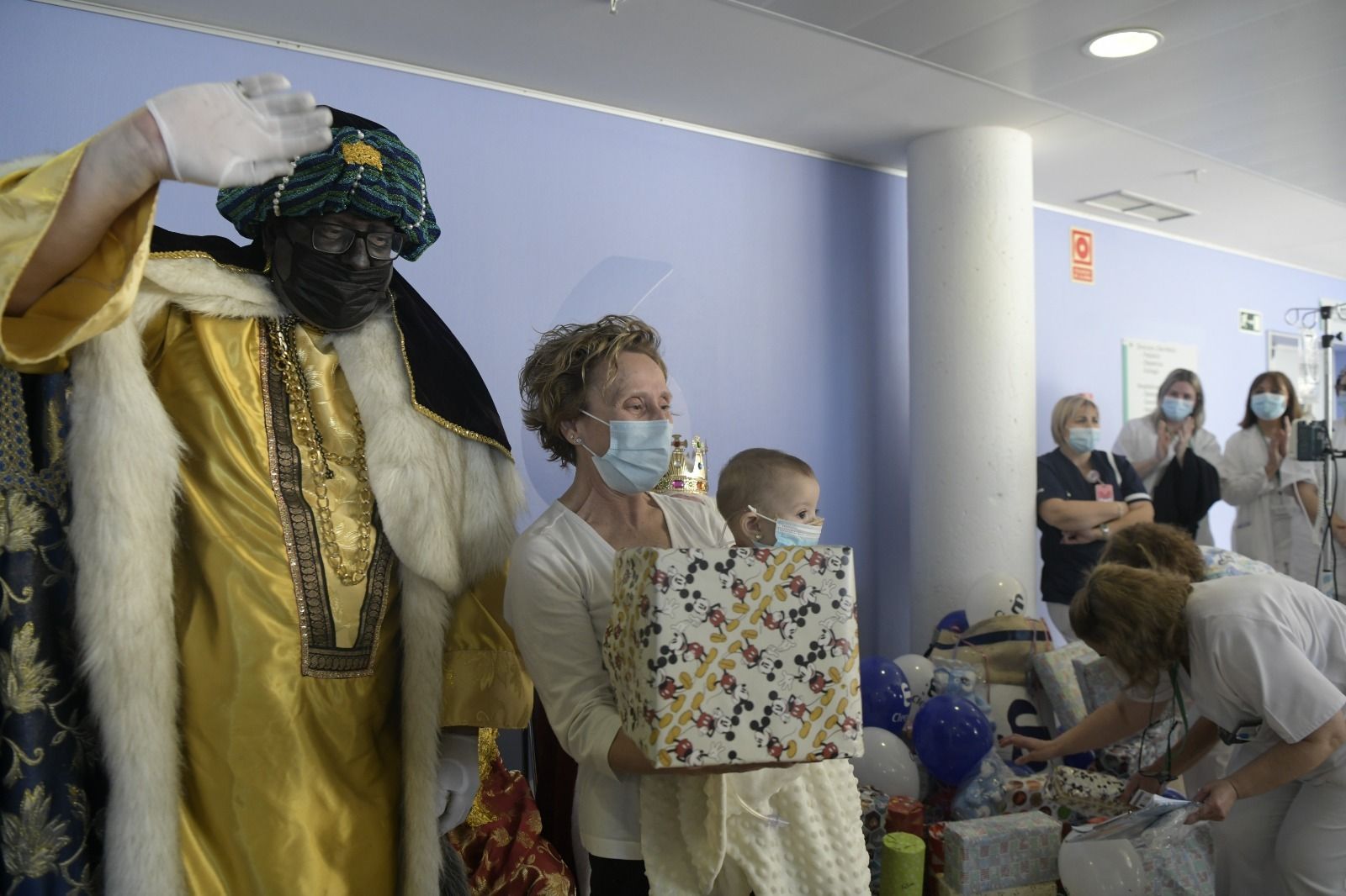 Así ha sido la visita de los Reyes Magos a los niños hospitalizados en el Hospital San Cecilio de Granada