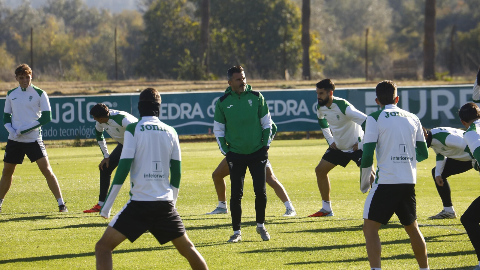 Iván Ania habla con sus jugadores en el inicio de un entrenamiento del Córdoba CF.