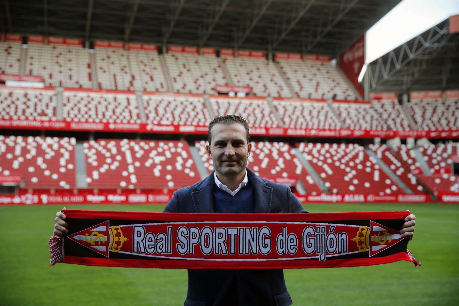 Rubén Baraja despliega una bufanda del Sporting el día de su presentación hace una semana.