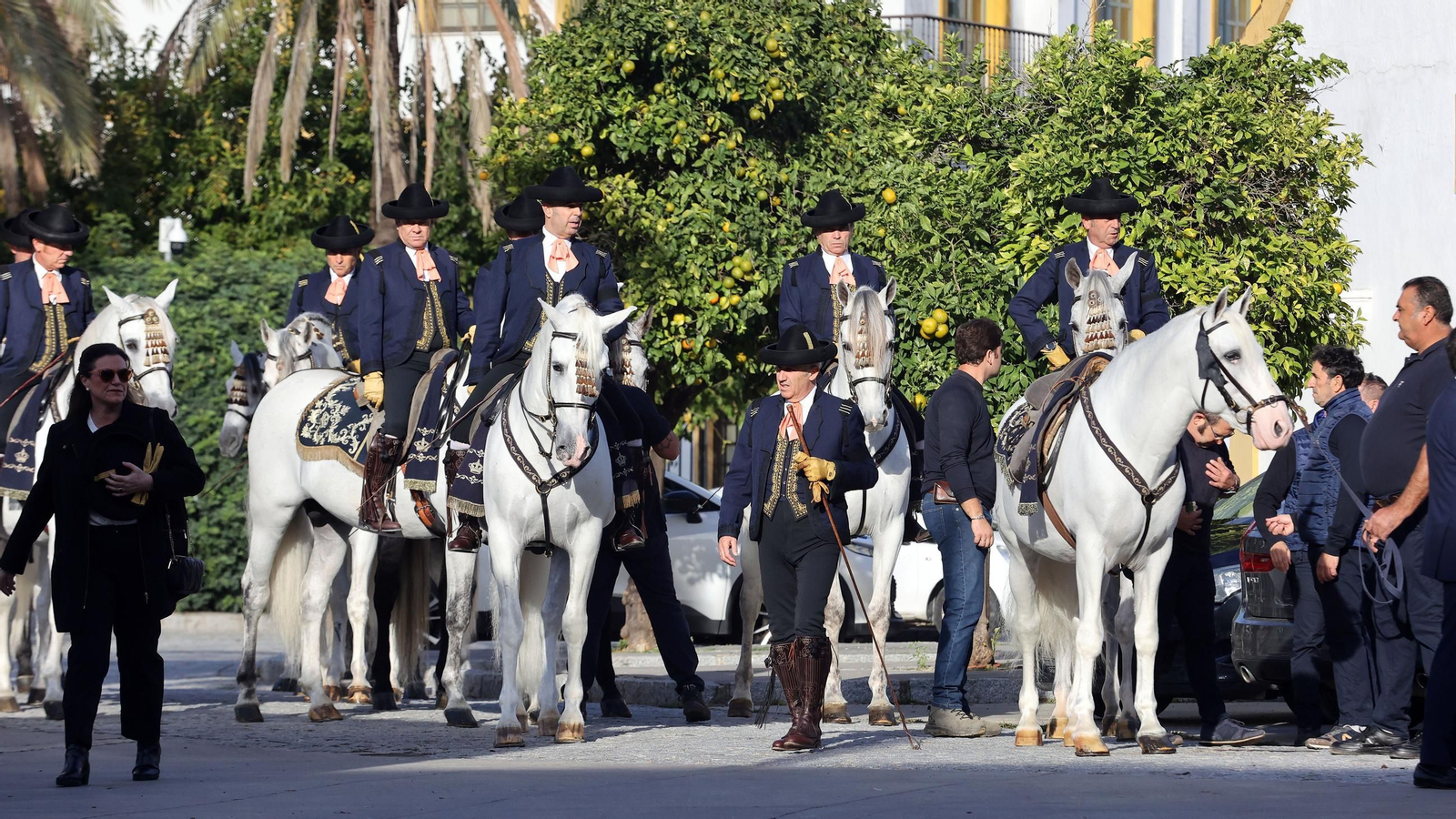 Imágenes de los caballos y jinetes de la Real Escuela hacia el funeral de Álvaro Domecq