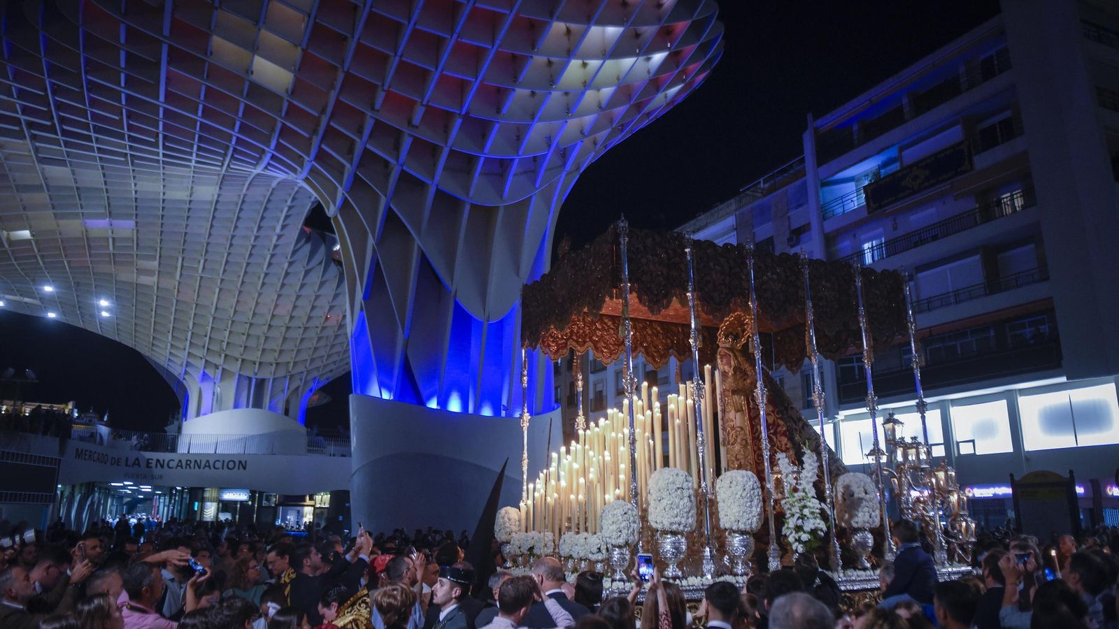 El palio de Madre de Dios de la Palma discurre ante las ‘setas’ de la Encarnación.