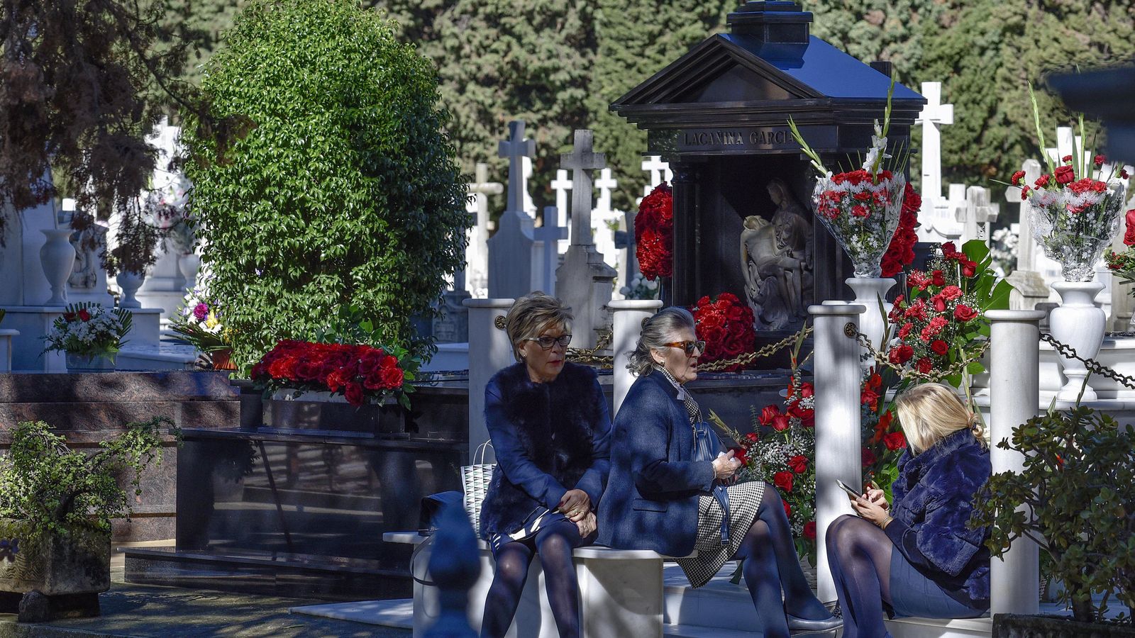 Las familias visitan a sus difuntos estos días.