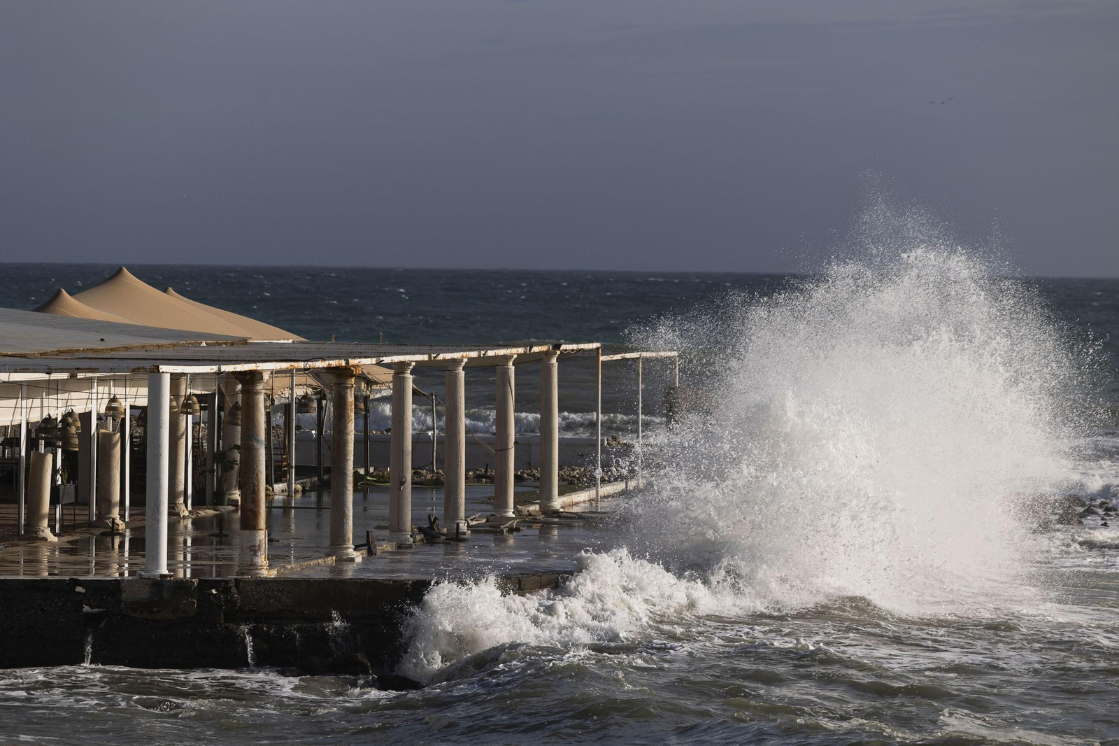 Olas golpean sobre los Baños del Carmen.