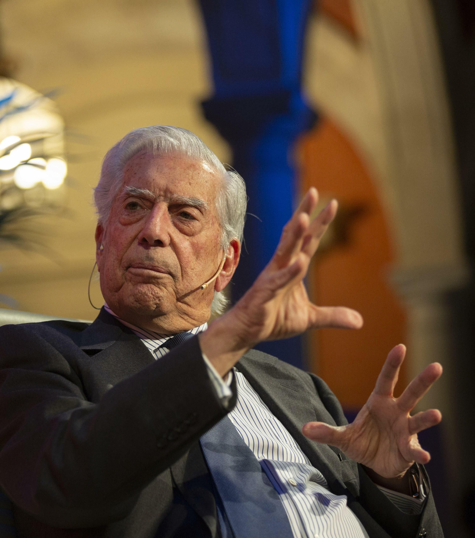 El escritor durante el acto celebrado en la Fundación Cajasol. El escritor durante el acto celebrado en la Fundación Cajasol.