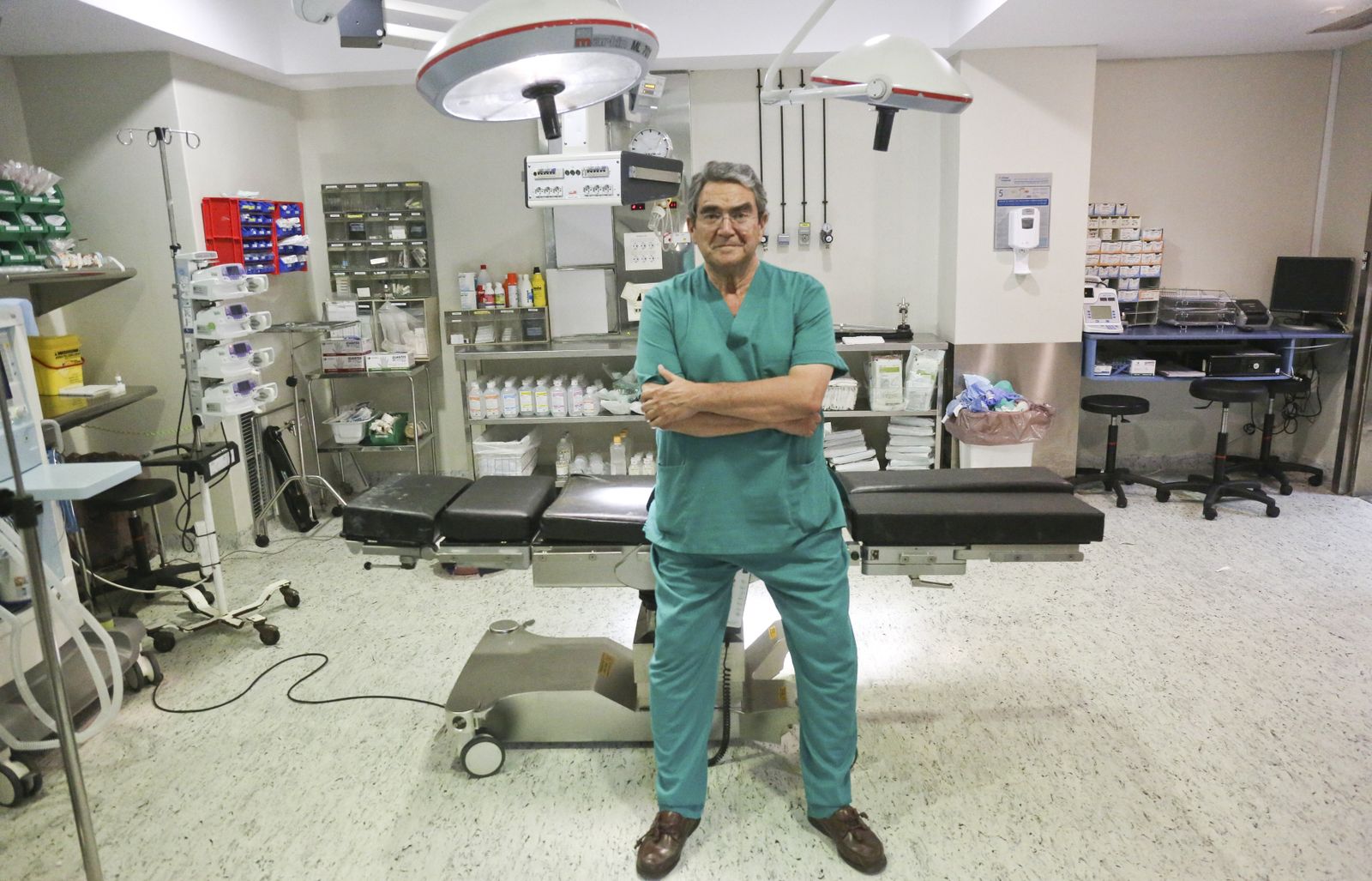 Miguel Cuadros en los quirófanos del Hospital Vithas Parque San Antonio, donde opera.