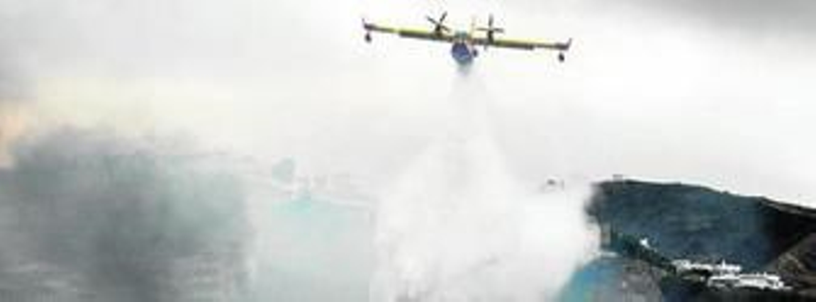 Una avioneta suelta agua sobre Calahonda.