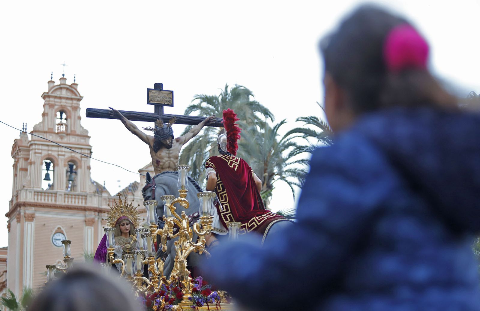 La Hermandad de la Sagrada Lanzada hace su estación de penitencia por las calles de Huelva