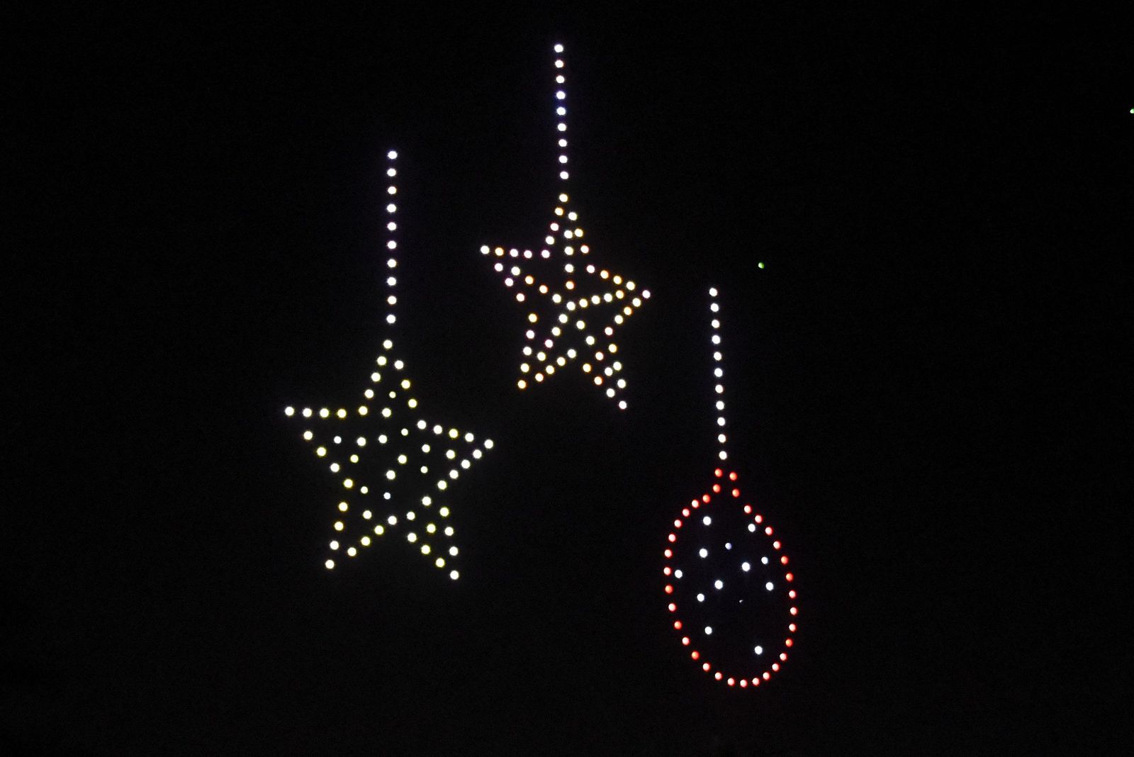 Fotos del espectáculo de Navidad con drones en La Línea