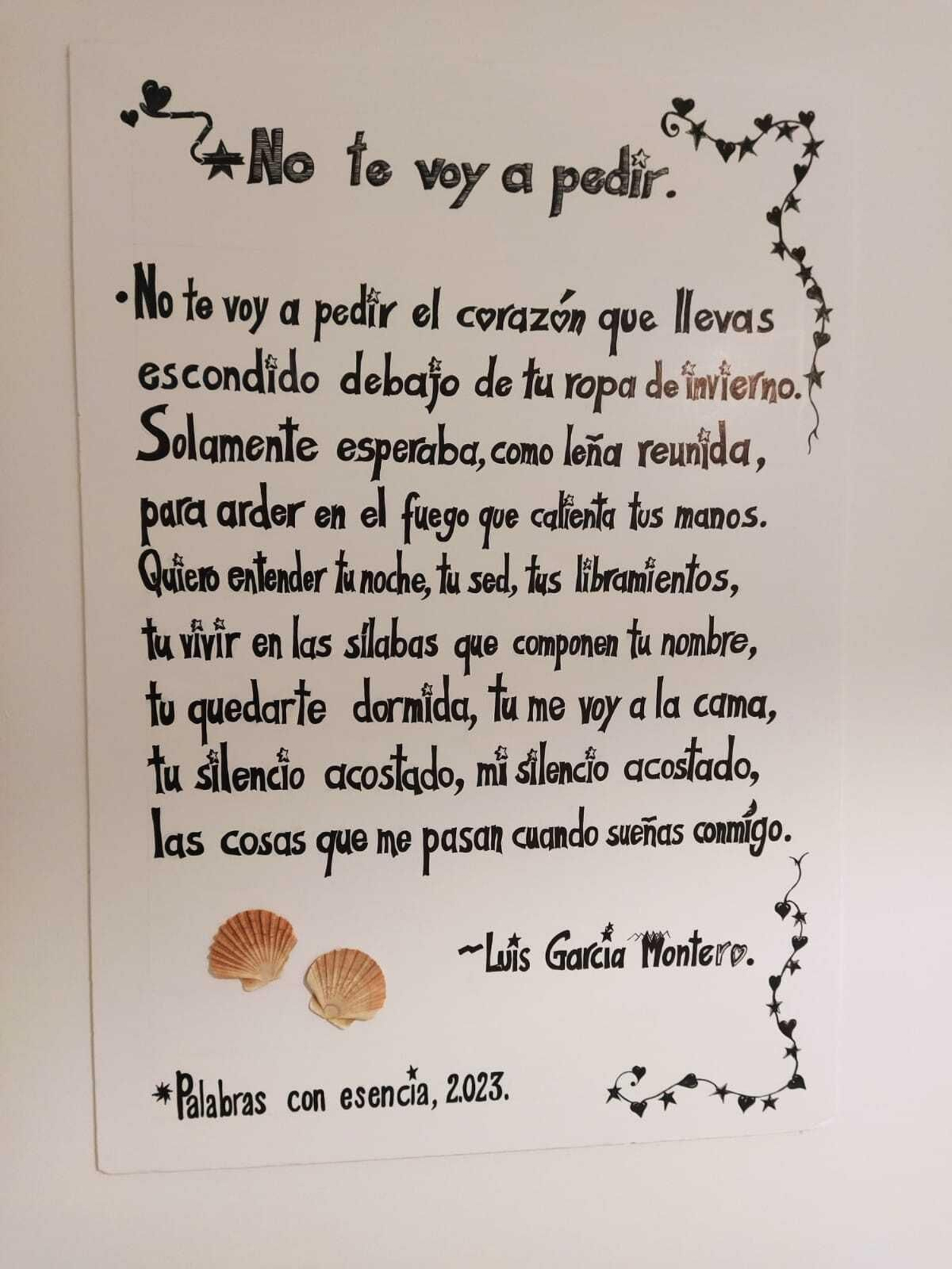 Un panel con un poema de Luis García Montero.