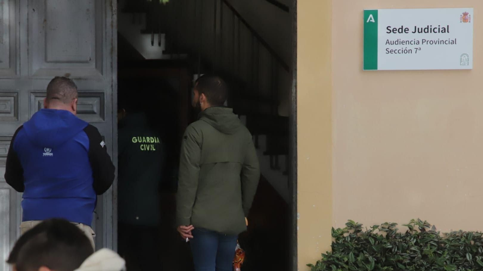 Los condenados José Manuel C. P., alias Cafelito, y David C. M. -padre e hijo- a su llegada esta mañana a la sede en Algeciras de la Audiencia de Cádiz.