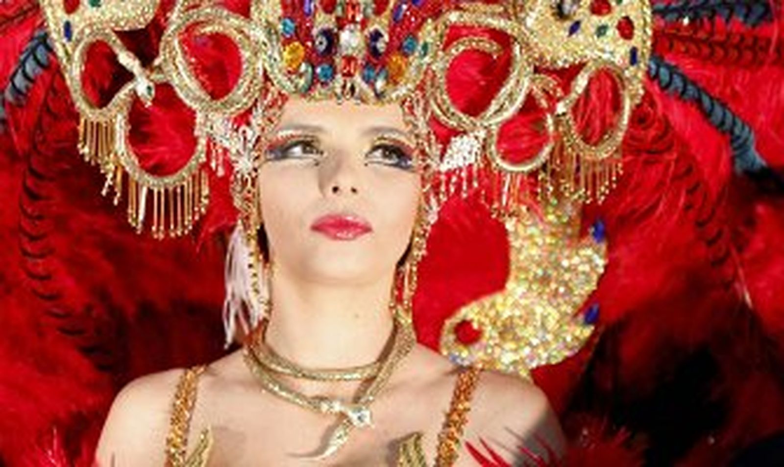 La aspirante a reina del Carnaval de Tenerife deja la UCI, aunque sigue grave