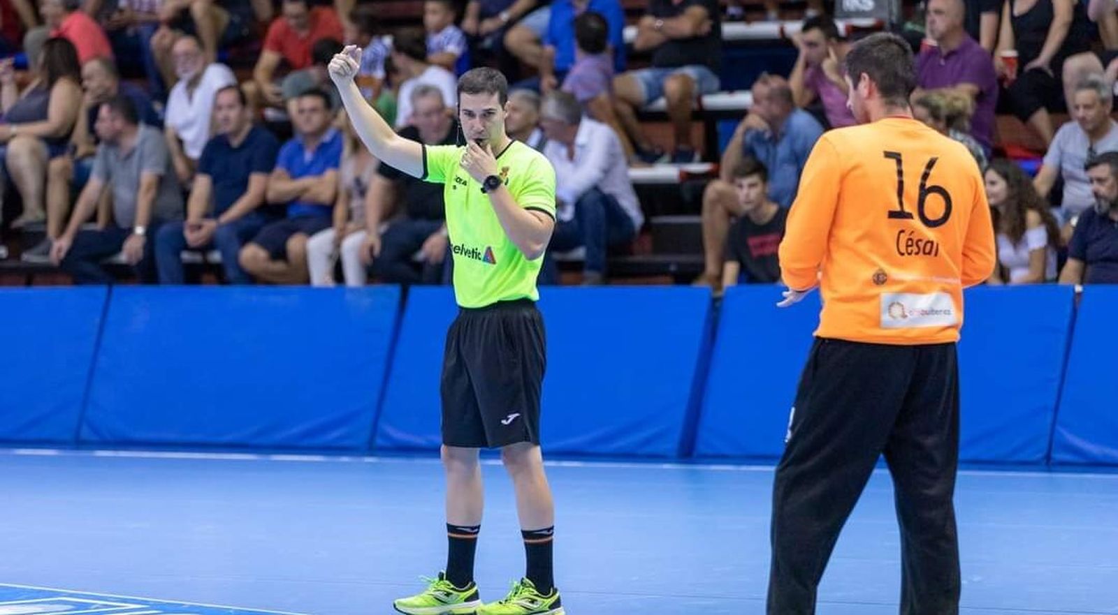 Alberto Murillo hace sonar su silbato durante un partido.