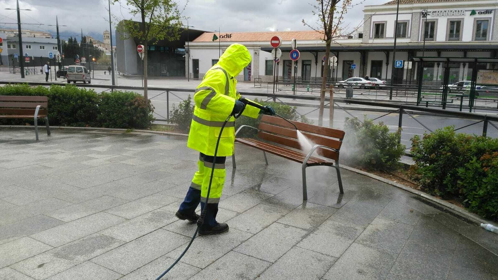 Baldeos y limpieza extra para desinfectar la ciudad
