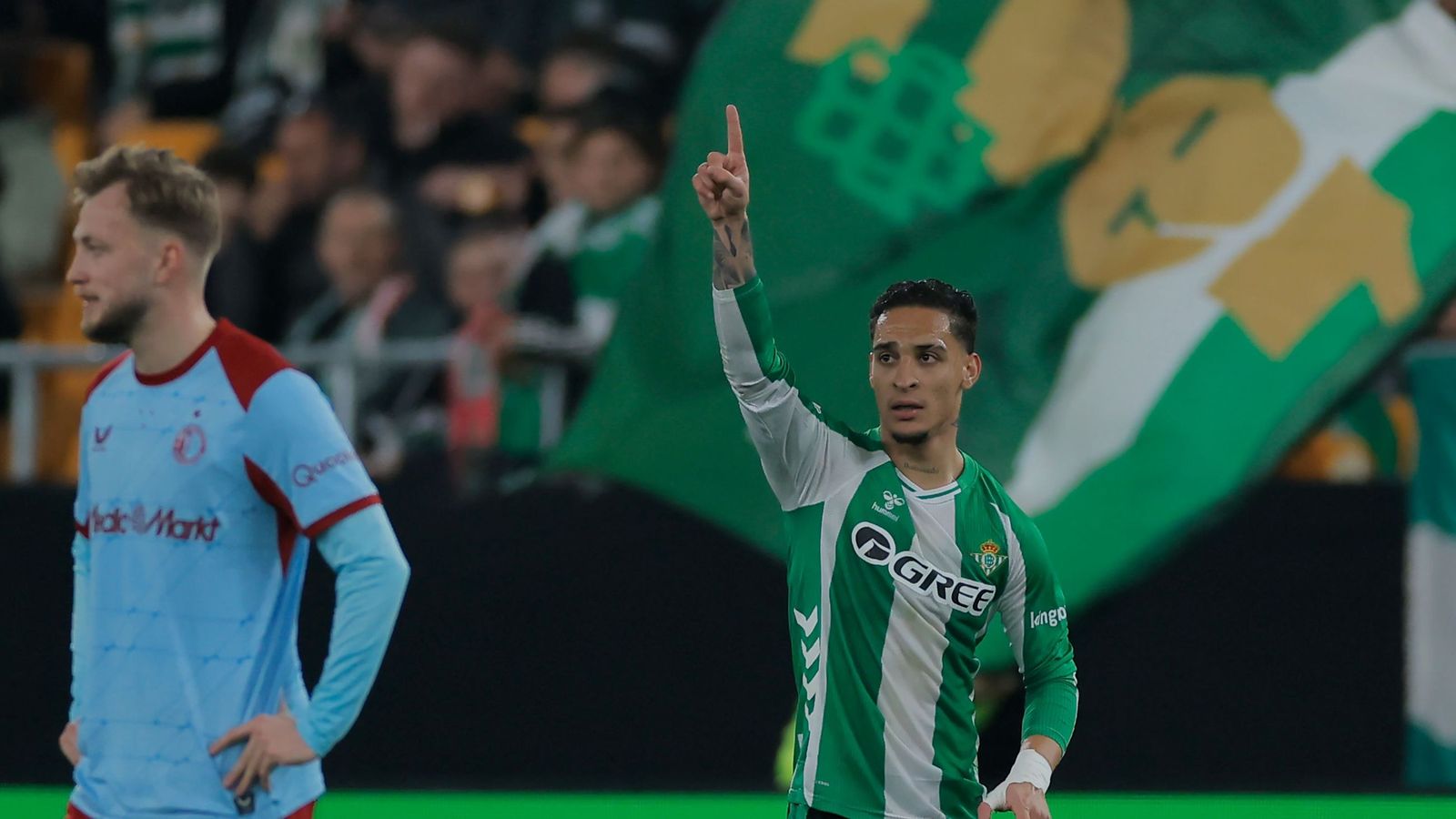 Antony festeja su gol ante el Feyenoord.