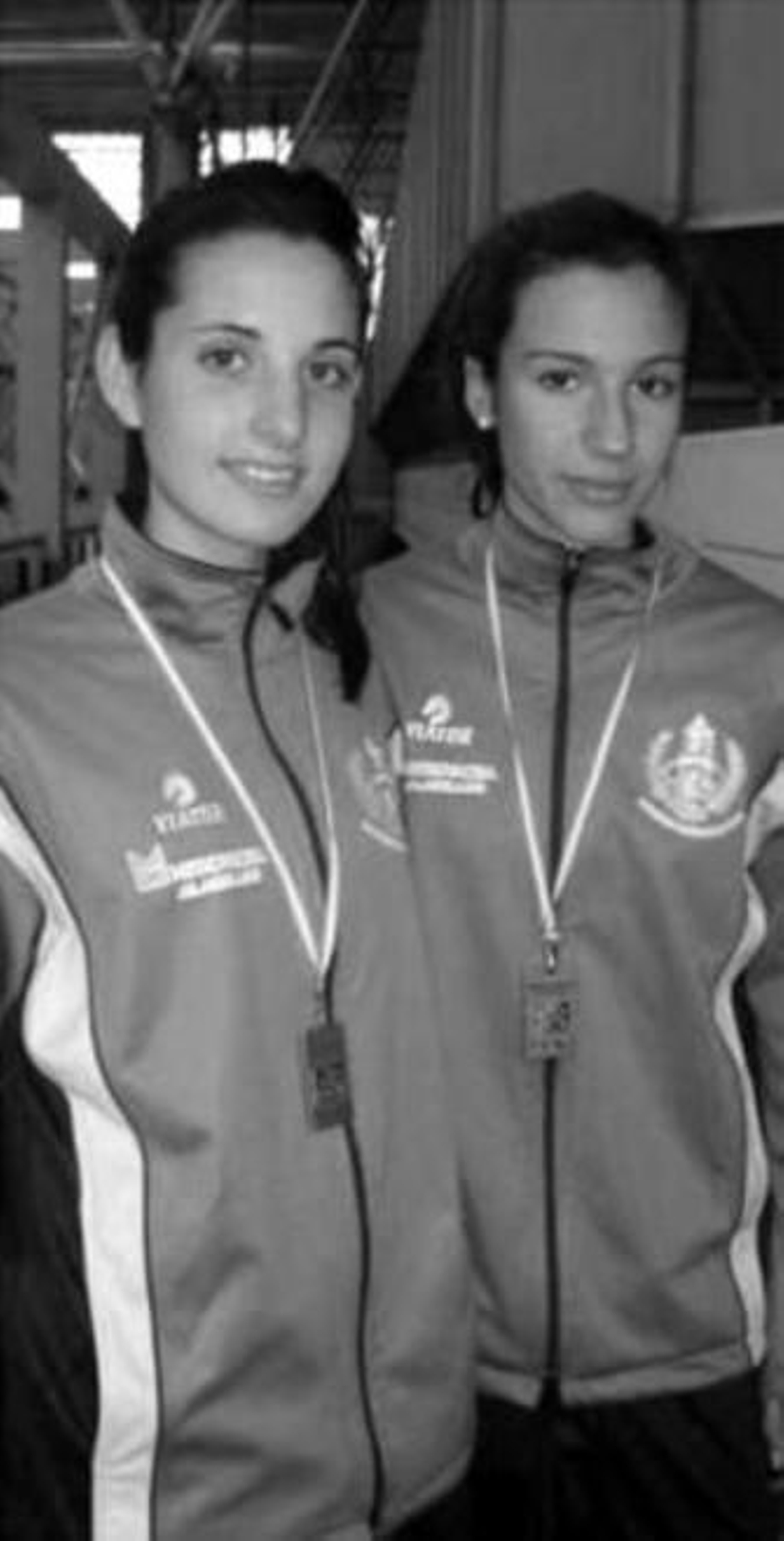 Noelia Maldonado y Almudena Saborido, con sus medallas.