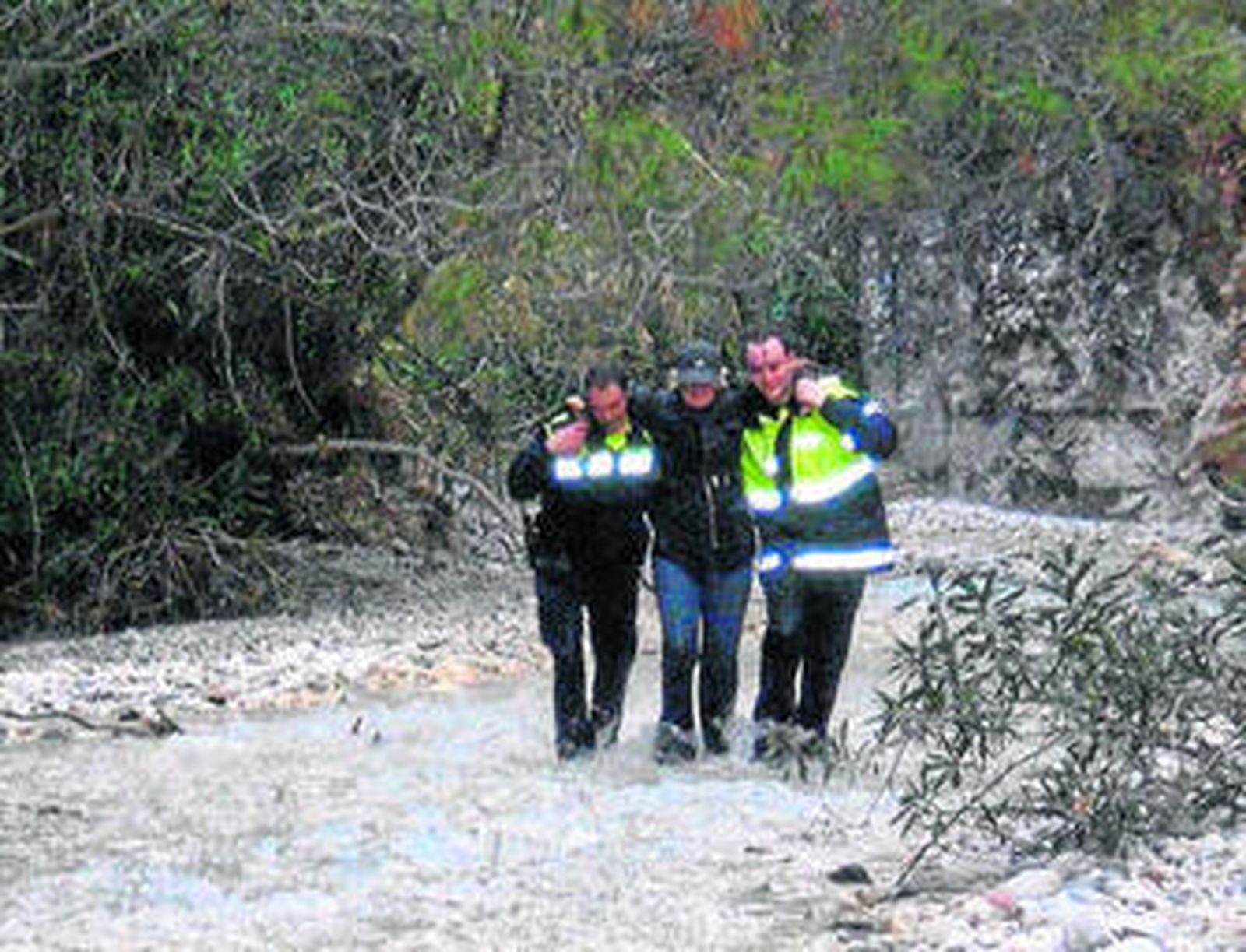 Dos miembros del equipo de salvamento ayudan al herido durante un tramo del río.