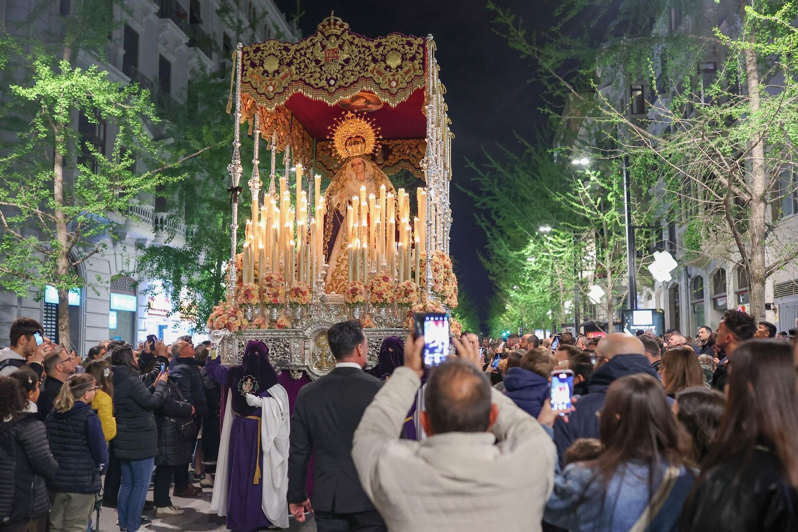 Así recibió la Gran Vía de Colón a la Hermandad de las Penas 2025