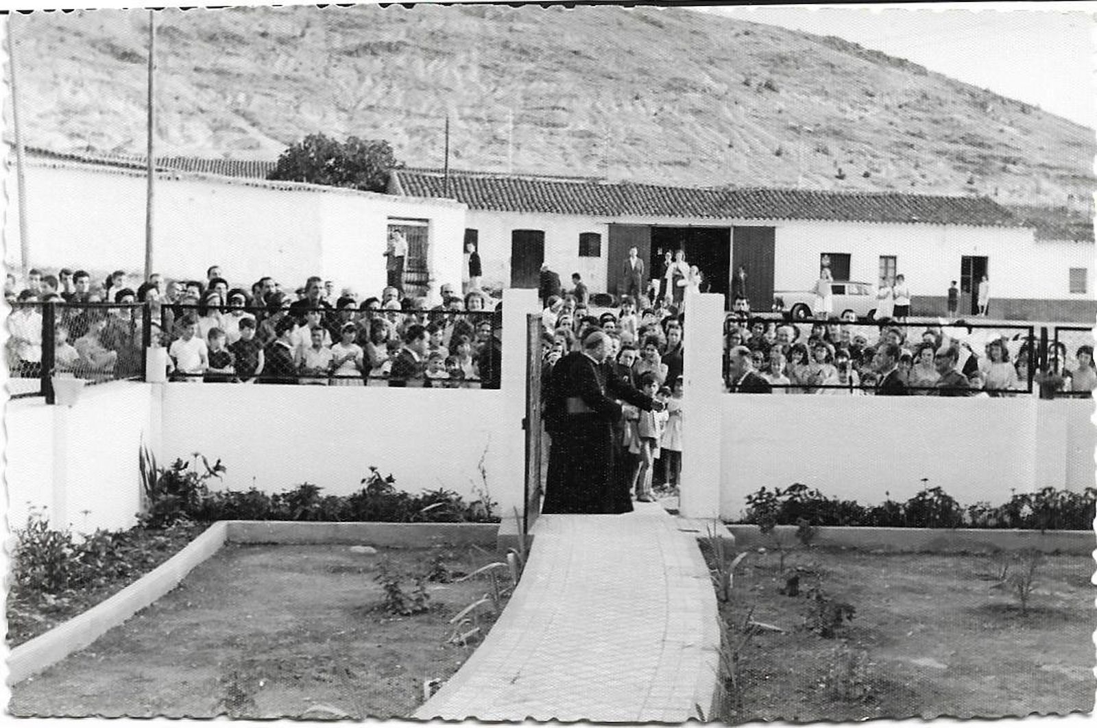 El obispo de Huelva, Cantero Cuadrado, inuagura el nuevo edificio en 1962.
