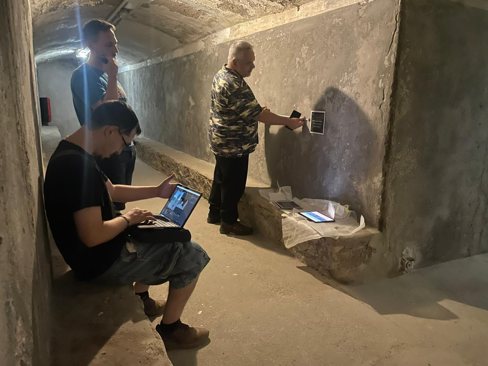 Instalación de los sistemas de realidad virtual en los túneles salvavidas diseñados por Guillermo Langle.