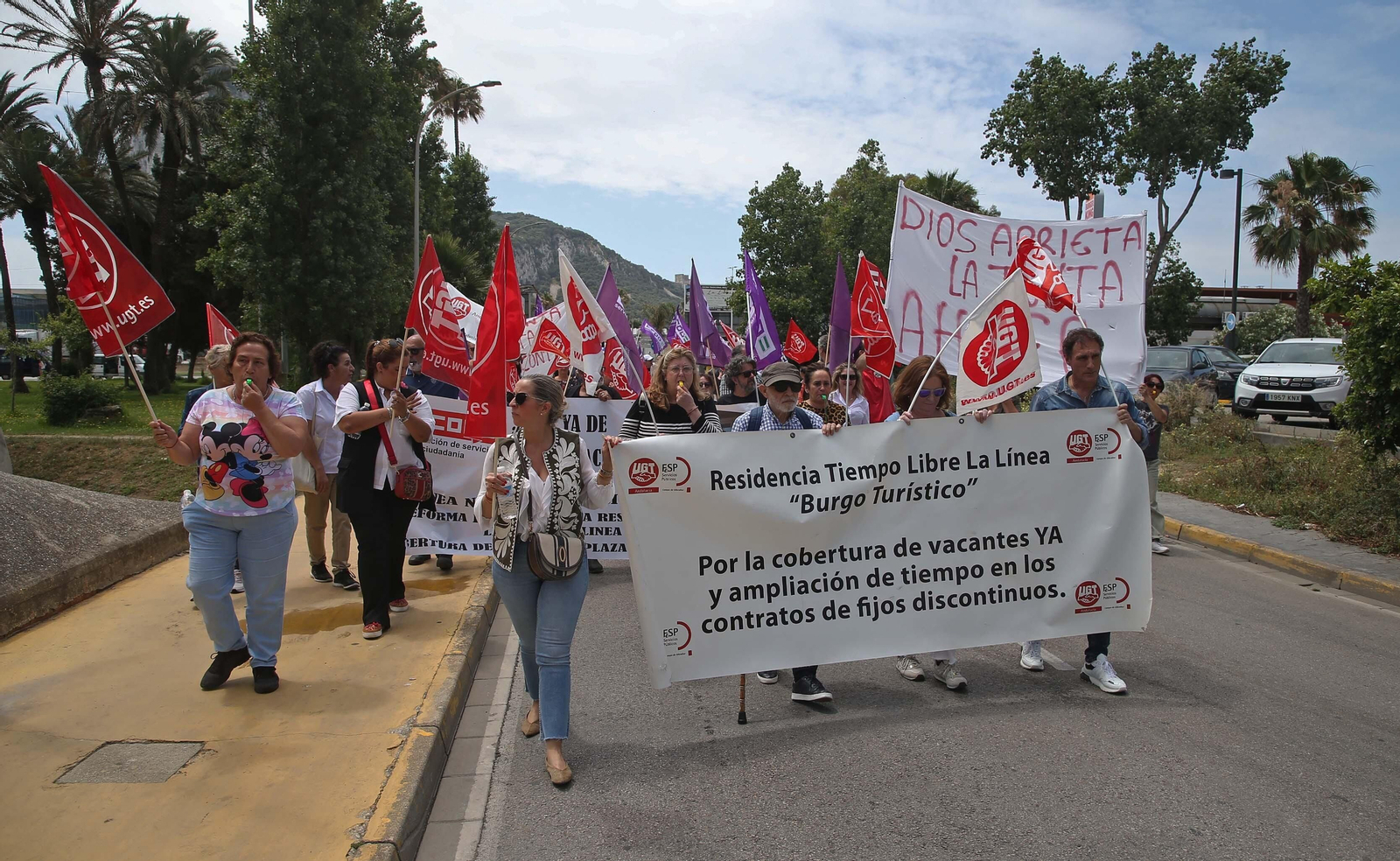 La manifestación de la plantilla de la residencia de Tiempo Libre de La Línea, en imágenes