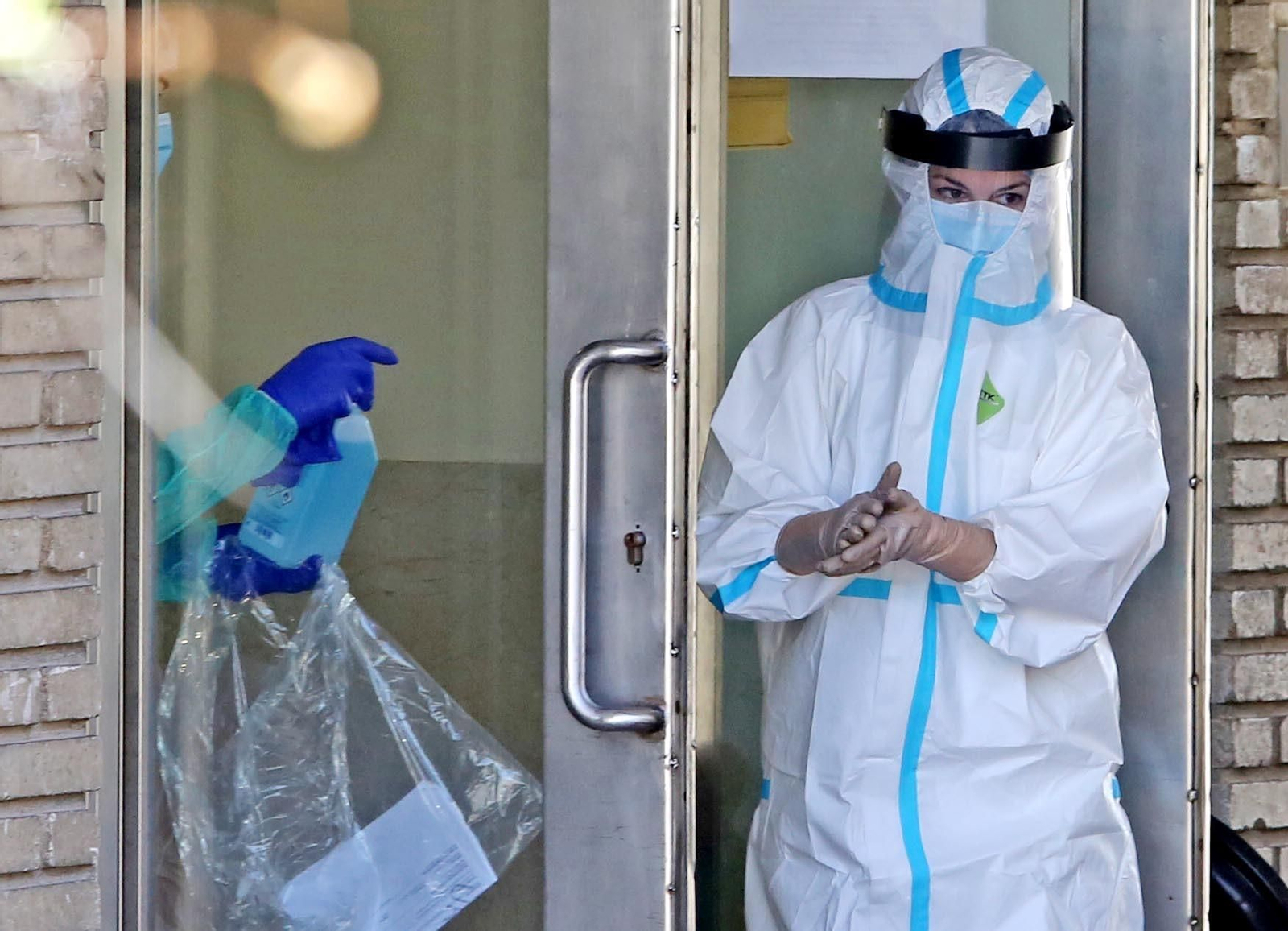 Una enfermera, con traje de protección, en el hospital de Jerez.