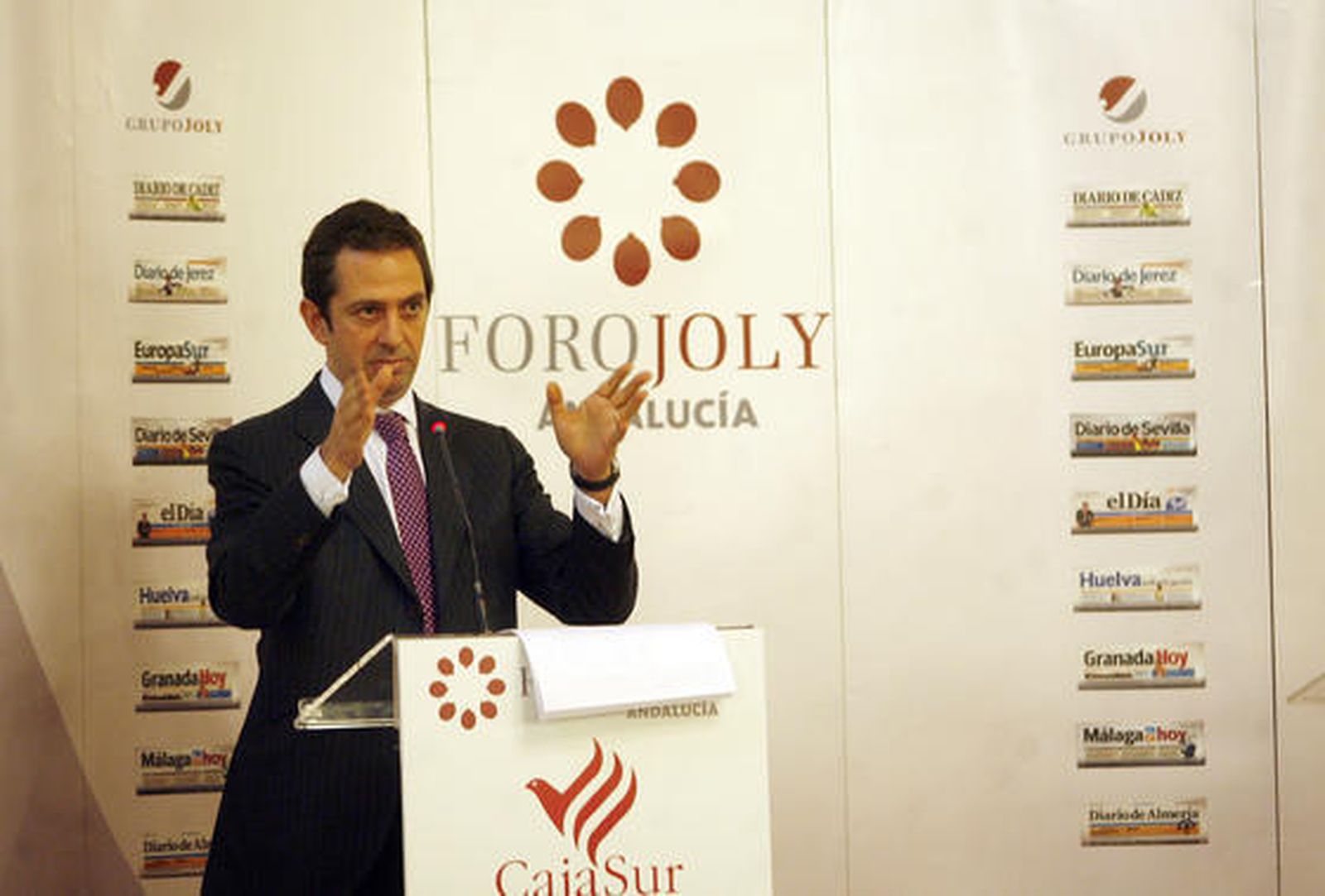 Íñigo Fernández de Mesa, secretario general del Tesoro, se dirige a los asistentes del Foro Joly ayer en el Círculo de la Amistad de Córdoba.  Foto: José Martínez y Barrionuevo