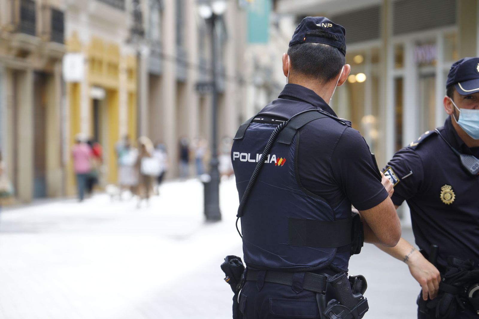 Policías en el centro de la ciudad.