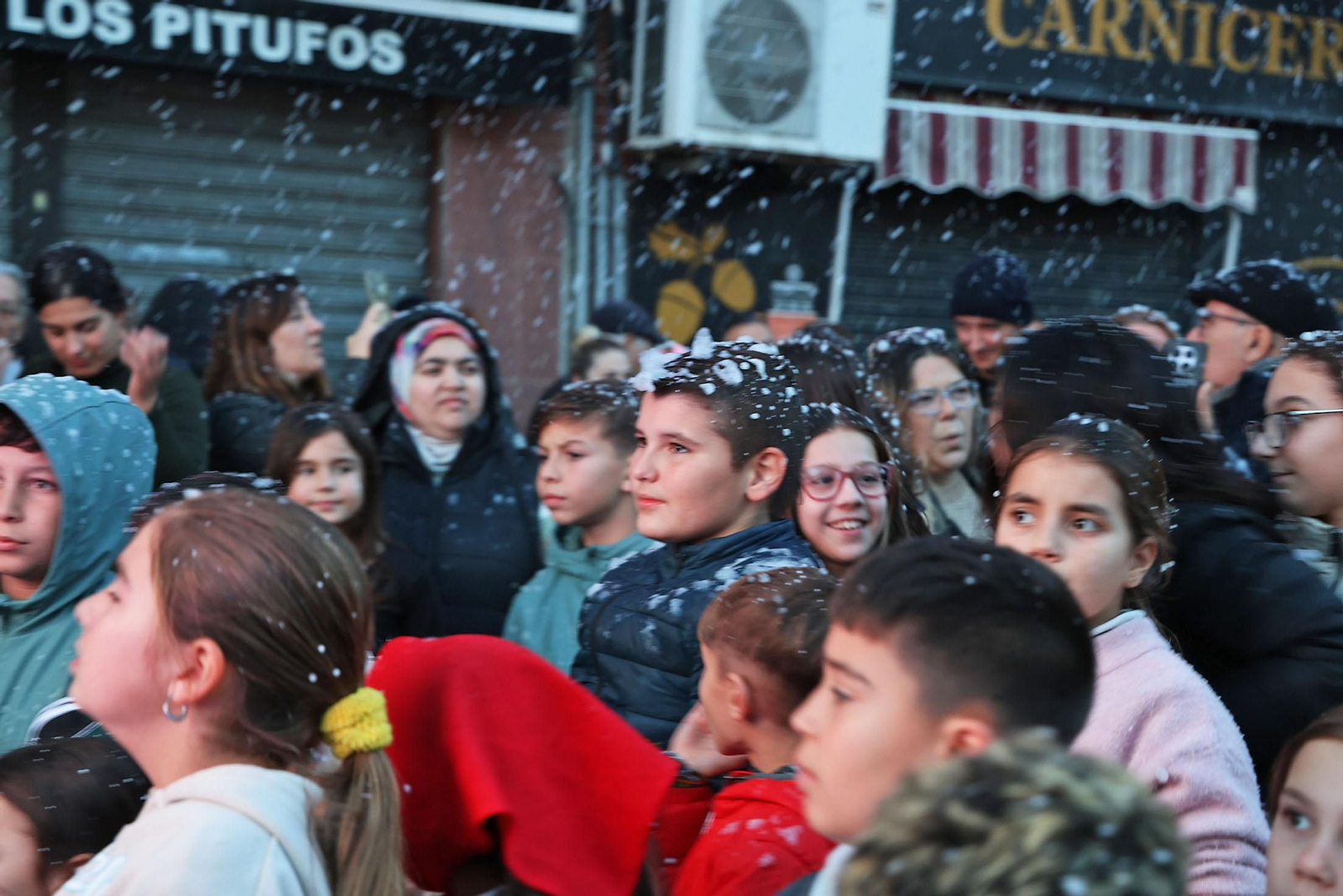 Una sorprendente nevada llena de alegría el barrio de Las Colonias