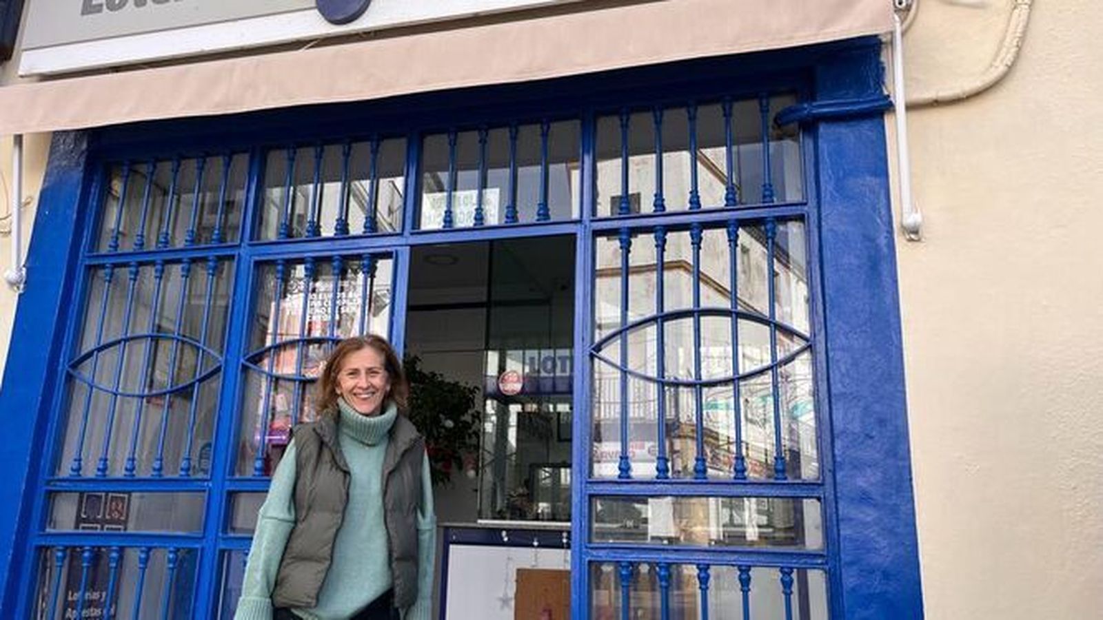 Milagros Figuereo, en la puerta del despacho de Lotería de la Plaza del Polvorista, en El Puerto.