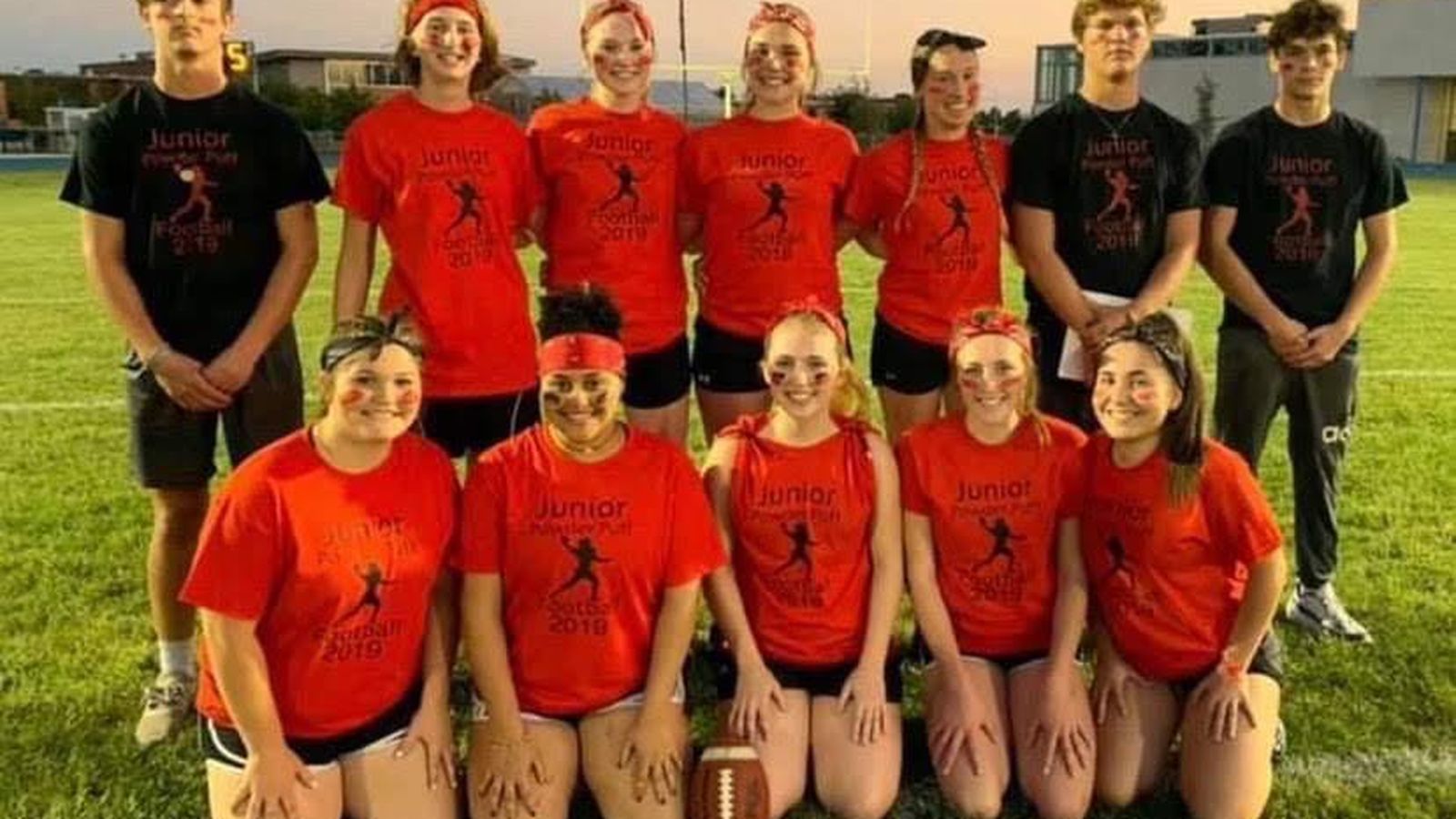 Con el equipo de fútbol americano en el Montgomery County High School.