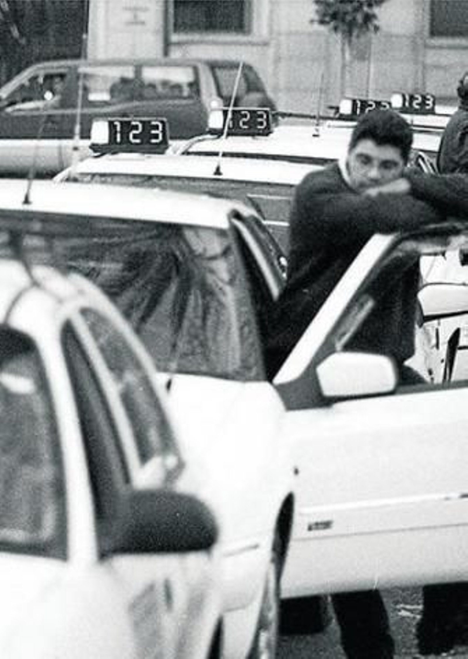 Un taxista espera en la parada a los clientes.