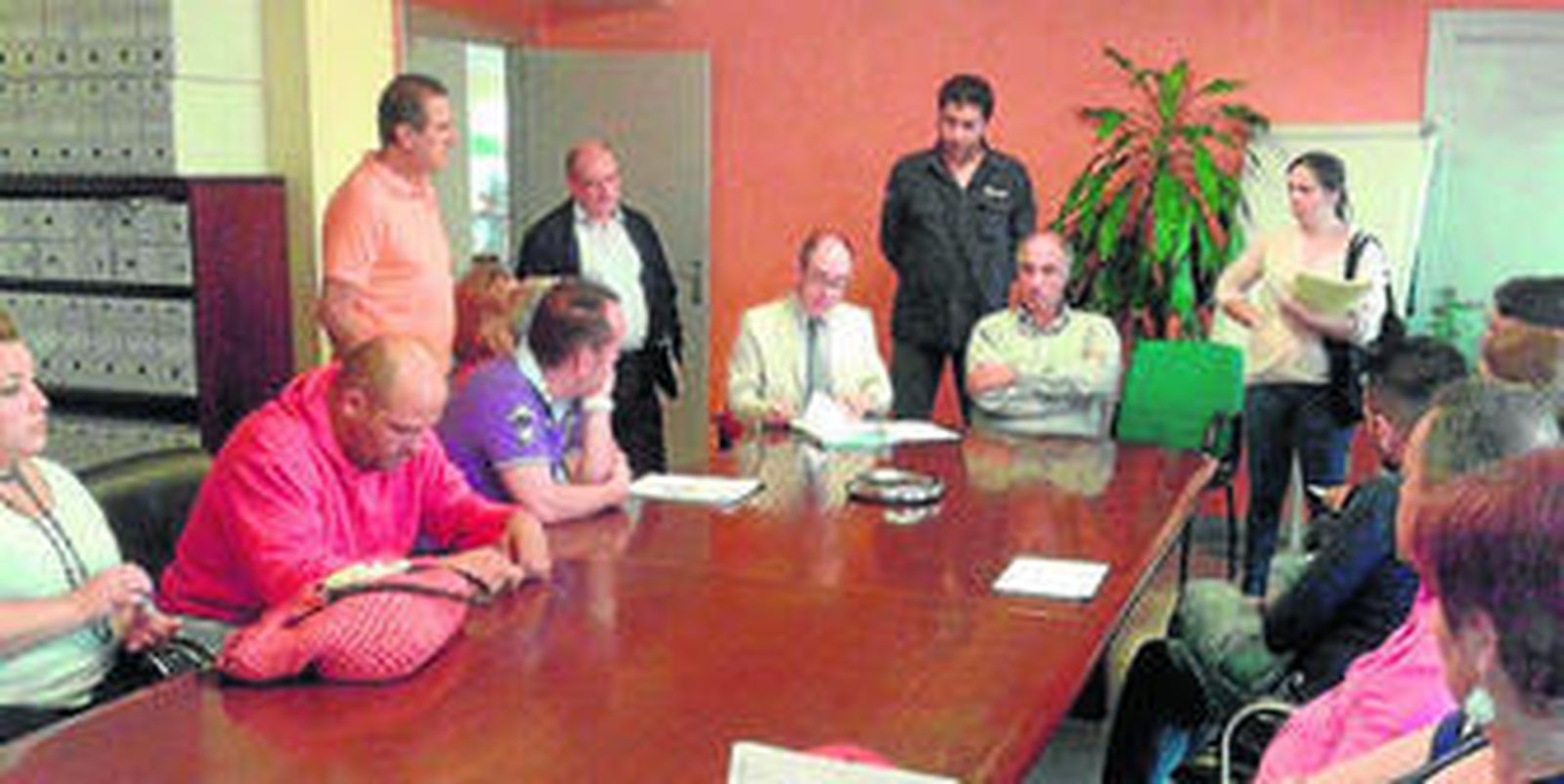 Momento de la entrega de las escrituras.