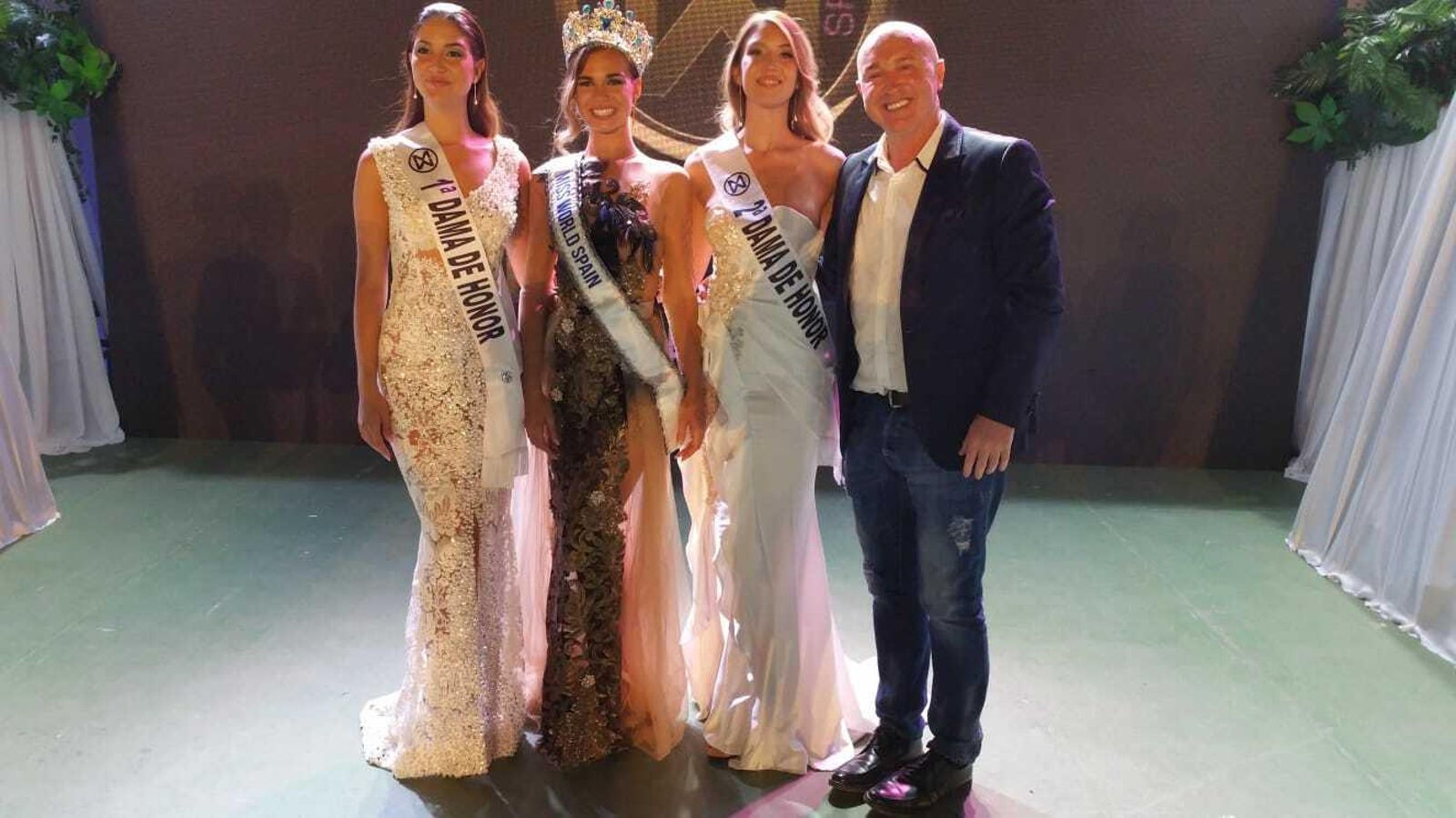 Paco Wandosell, junto a las tres finalistas.