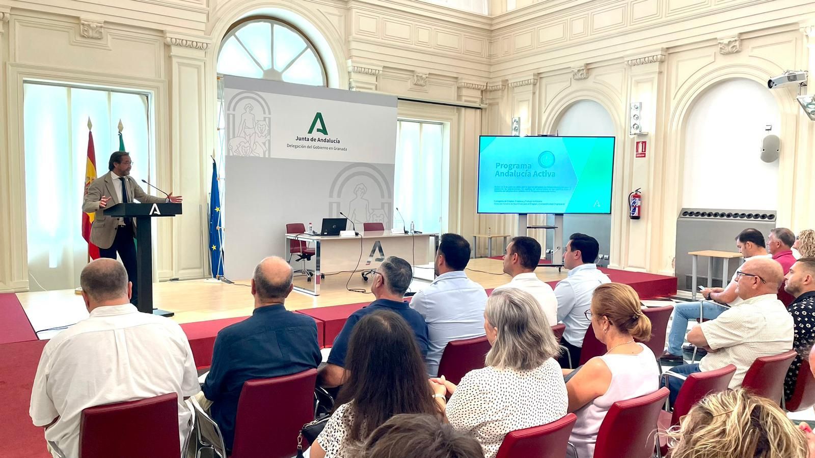 El delegado del Gobierno, Antonio Granados, presenta el programa a los alcaldes de la provincia