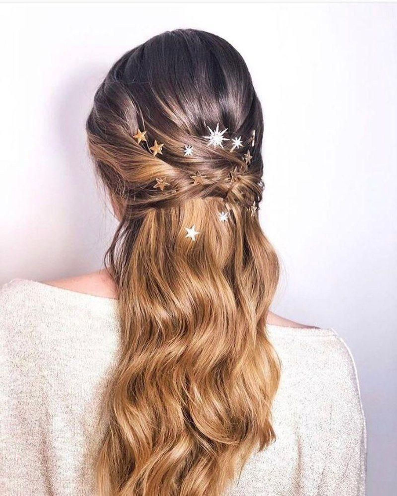 Semirrecogido con fantasía para un peinado de Navidad.