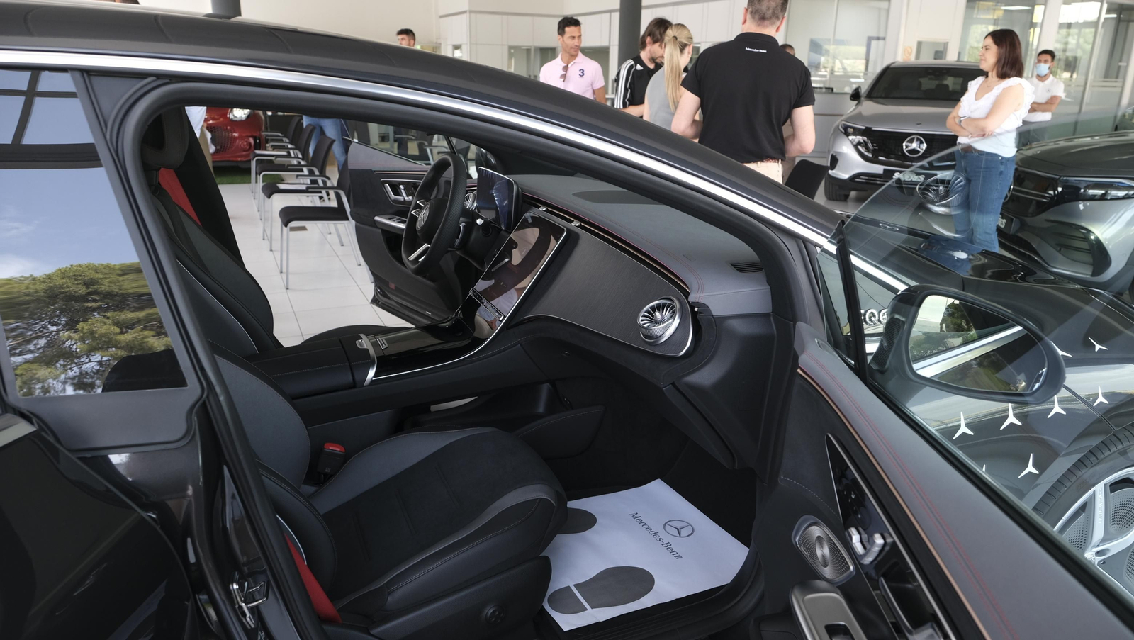 Imágenes de la presentación del Mercedes EQE en el concesionario Saveres, de Huércal de Almería