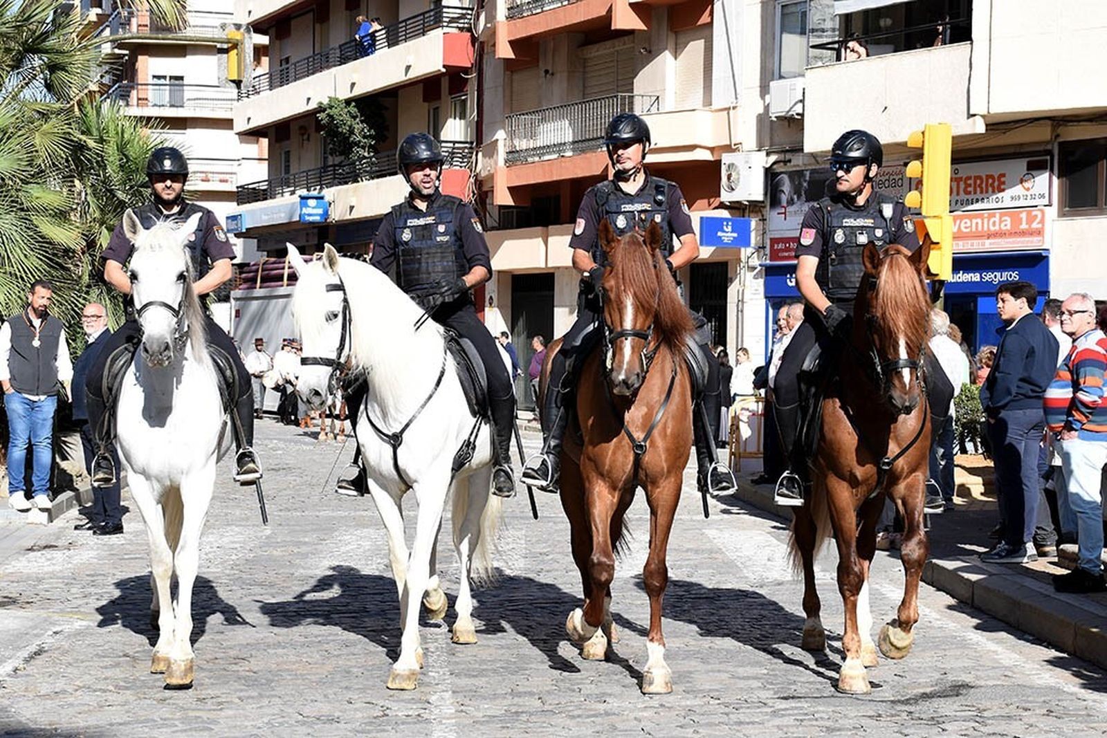 Imágenes de los peregrinos de la Hermandad de Emigrantes en su salida por las calles de Huelva