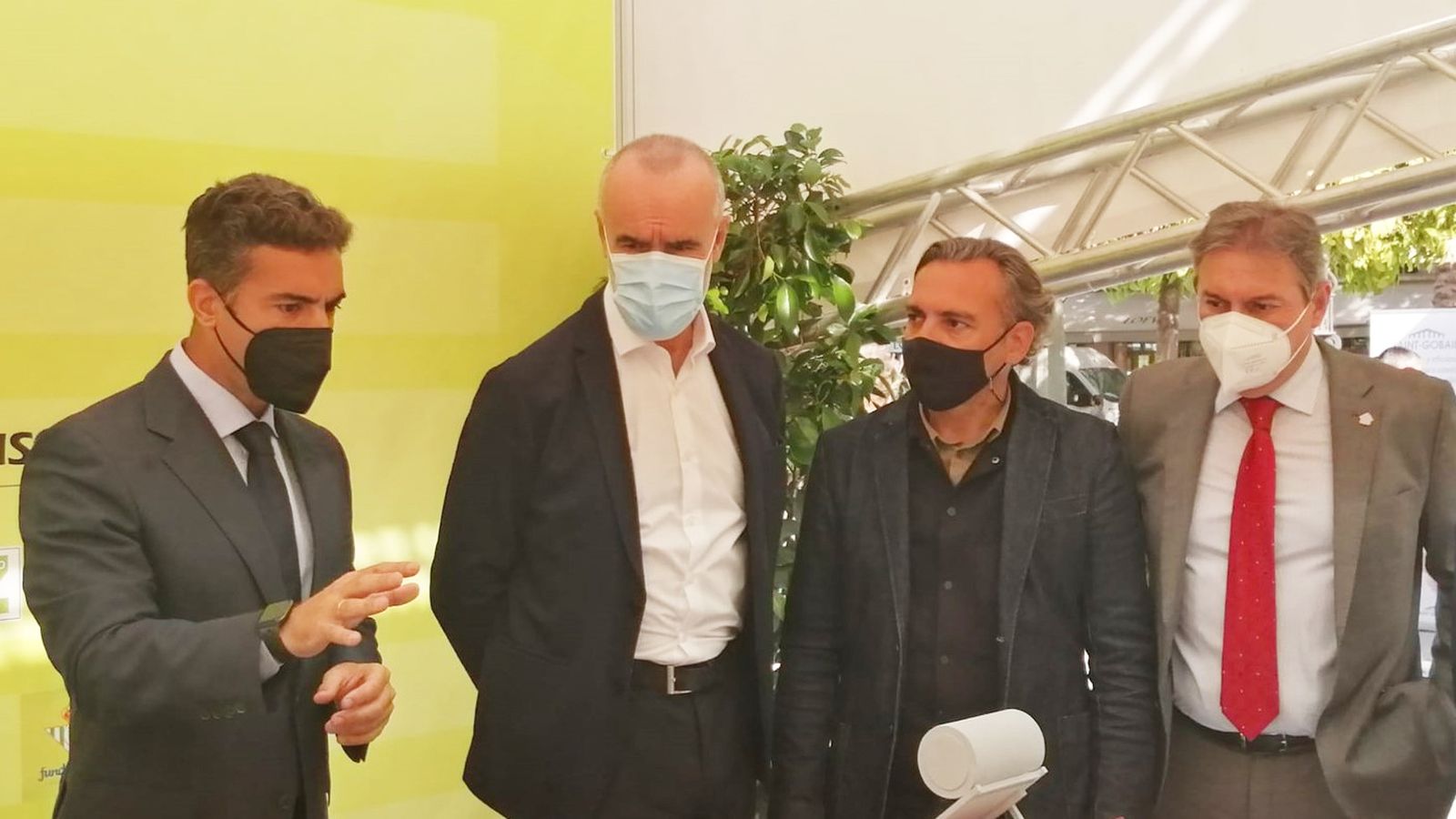 El presidente del COAAT-Sevilla, José Manuel Flores, explica el funcionamiento de la maqueta al delegado de Hábitat Urbano, Antonio Muñoz, y el gerente de Emvisesa, Felipe Castro, junto con el presidente del Colegio de Administradores de Fincas, José Feria.