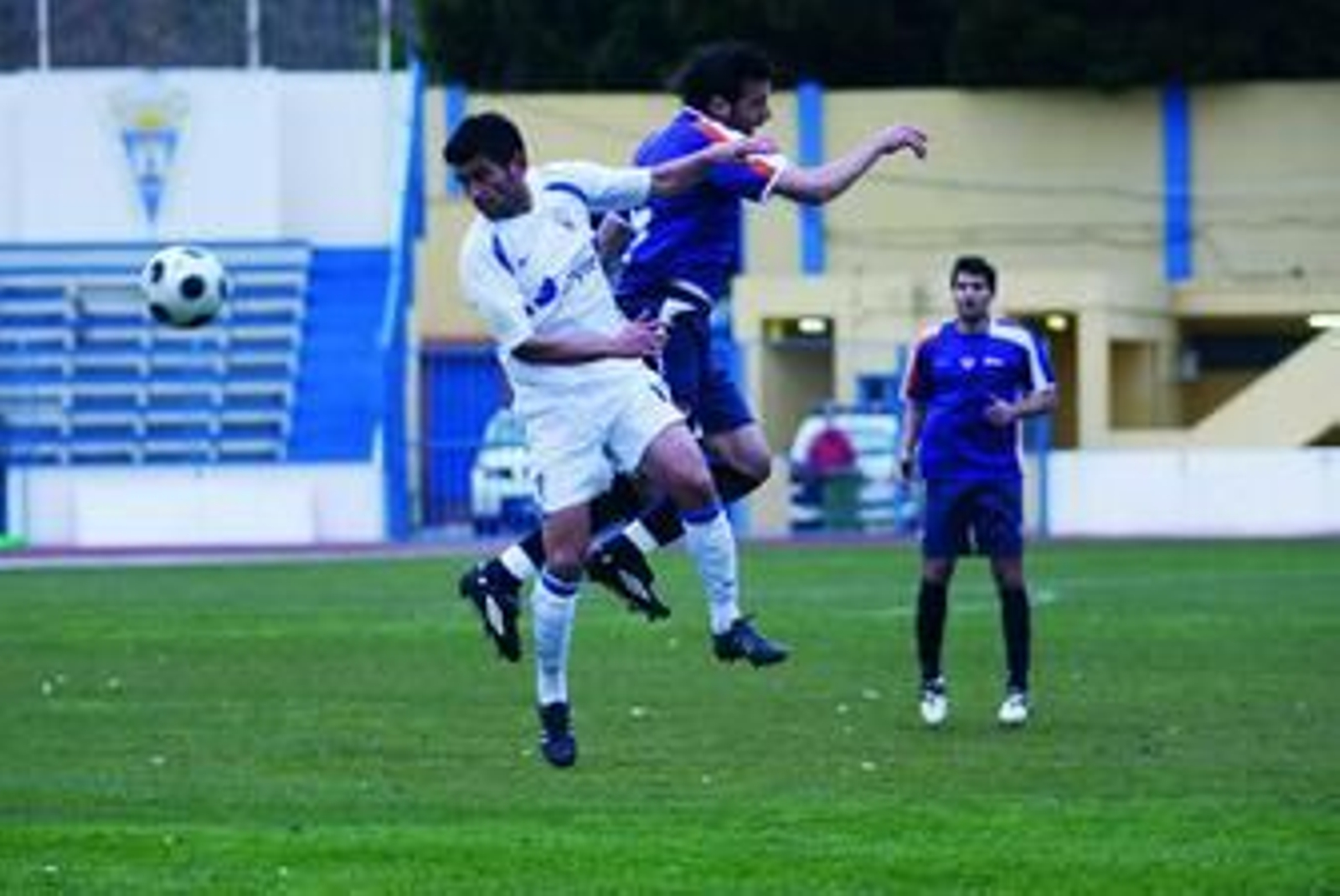 Santi Moreno lucha un balón de cabeza contra el Guadalajara.