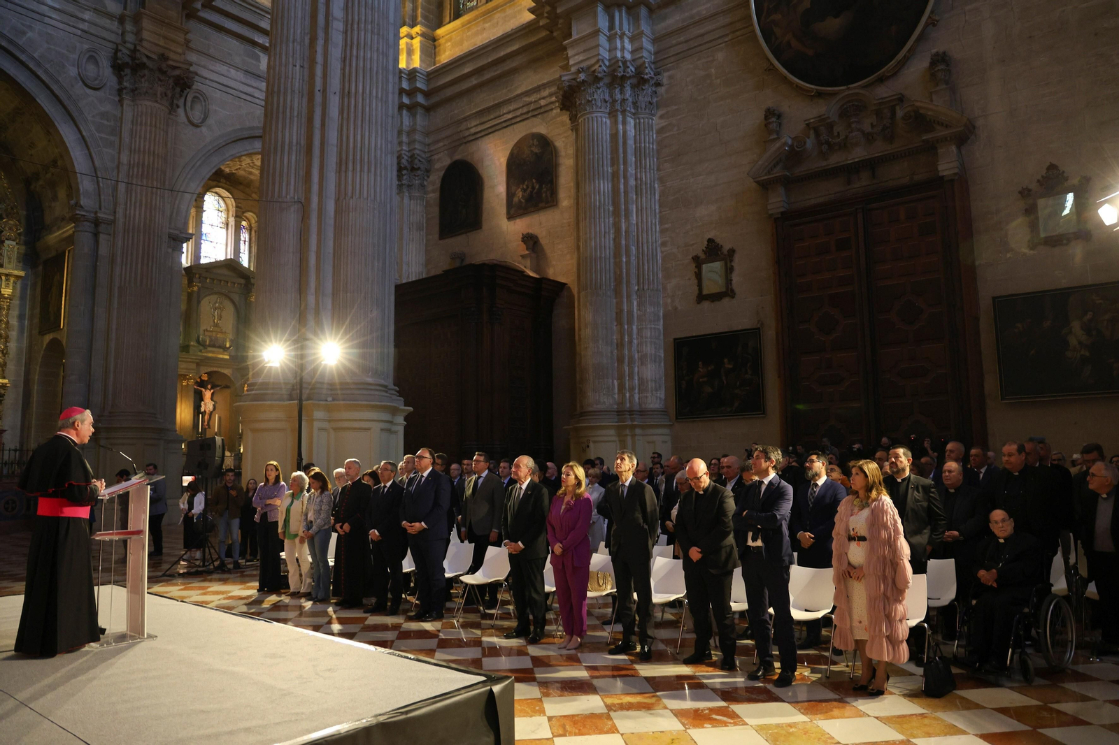 Colocan la primera viga de la nueva cubierta de la Catedral de Málaga, en fotos