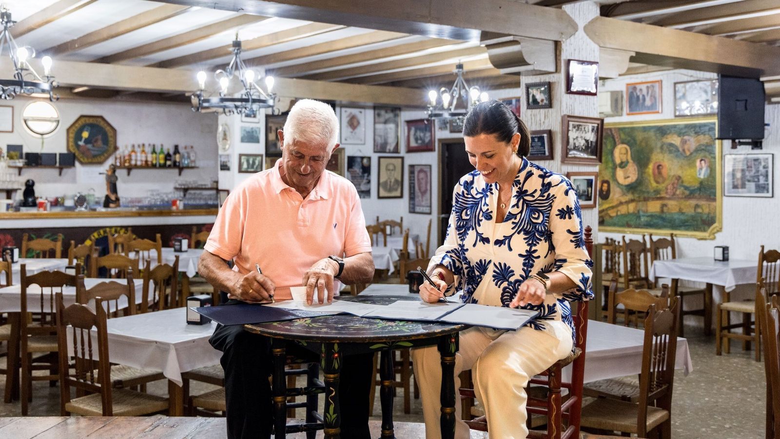 Firma del  convenio de colaboración entre el Ayuntamiento de San Fernando y la peña flamenca Chato de la Isla. En la imagen, la alcaldesa, Patricia Cavada, y el presidente de la entidad, Antonio Romero.