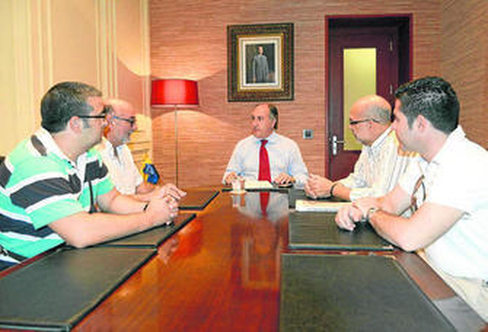 Landaluce, con los representante de los trabajadores de Gicofa, ayer.