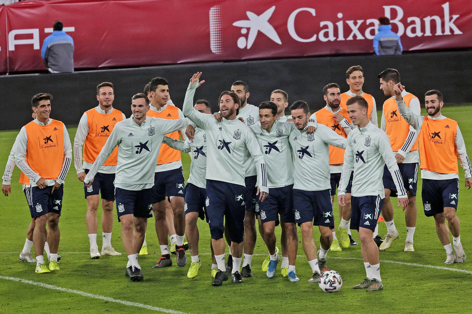 Los jugadores de la selección, durante el entrenamiento de este jueves en el estadio Carranza.